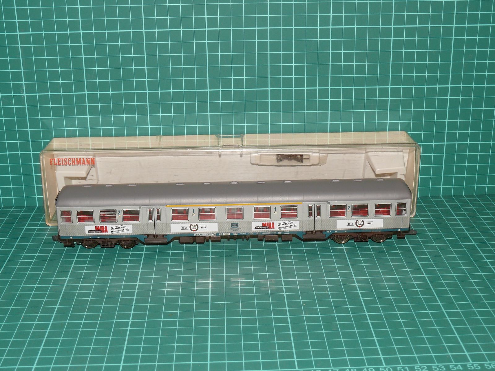 FLEISCHMANN H0 – Čtyřnápravový příměstský vůz „Silberling“ 1./2. třídy ABnb 703 „40 Jahre MIBA Jubiläumswagen“, DB (kat. č. 87 5141) – H0