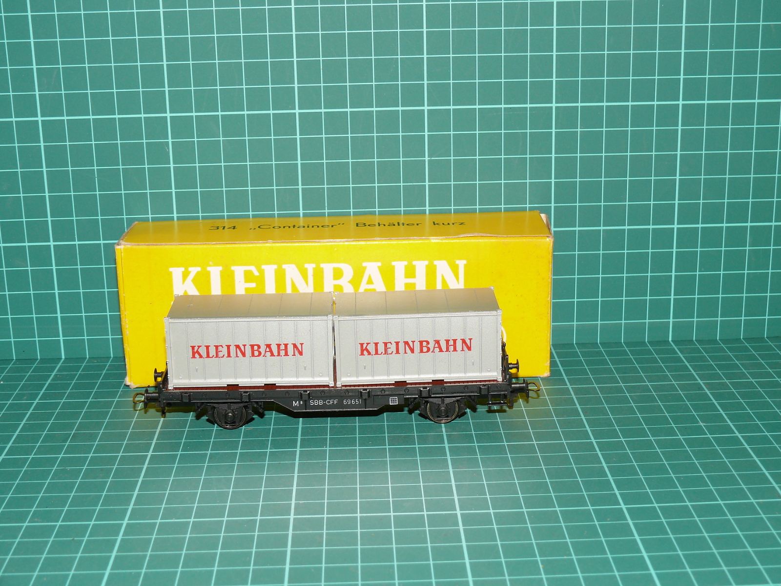 KLEINBAHN H0 – Dvounápravový kontejnerový vůz Lbs se dvěma kontejnery „KLEINBAHN“, SBB-CFF (kat. č. 314) – H0