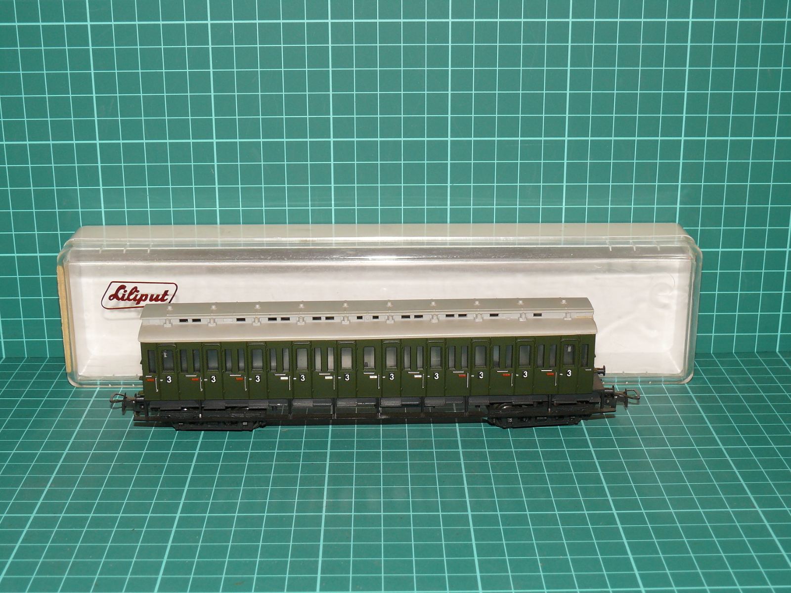 LILIPUT H0 – Čtyřnápravový oddílový osobní vůz 3. třídy se střešním světlíkem C4 pr 04 („Abteilwagen“), K.P.E.V. / DRG (kat. č. 290 00) – H0