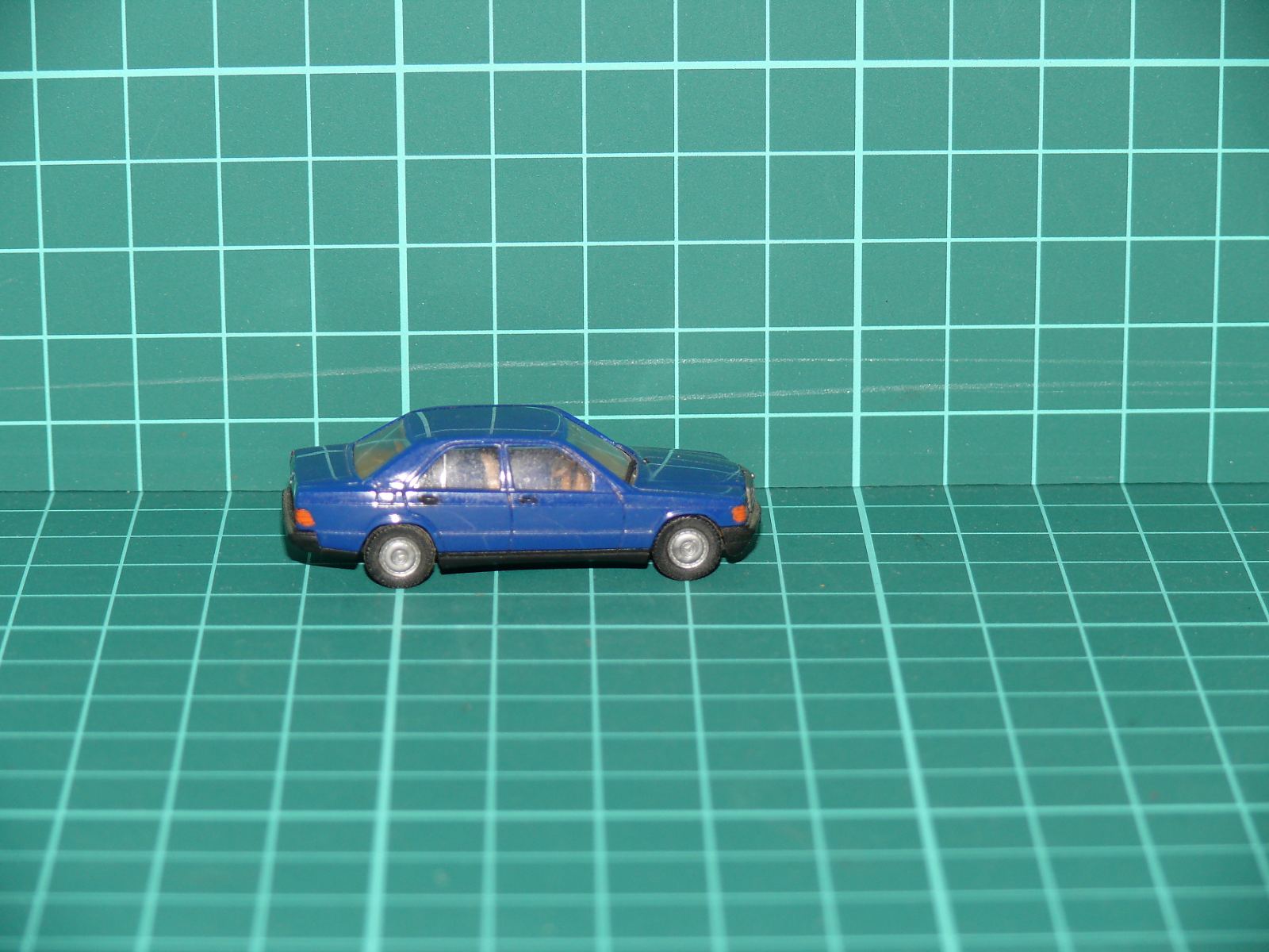 Herpa H0 - Osobní automobil Mercedes-Benz 190 E (W201) sedan modrý (1:87) – H0