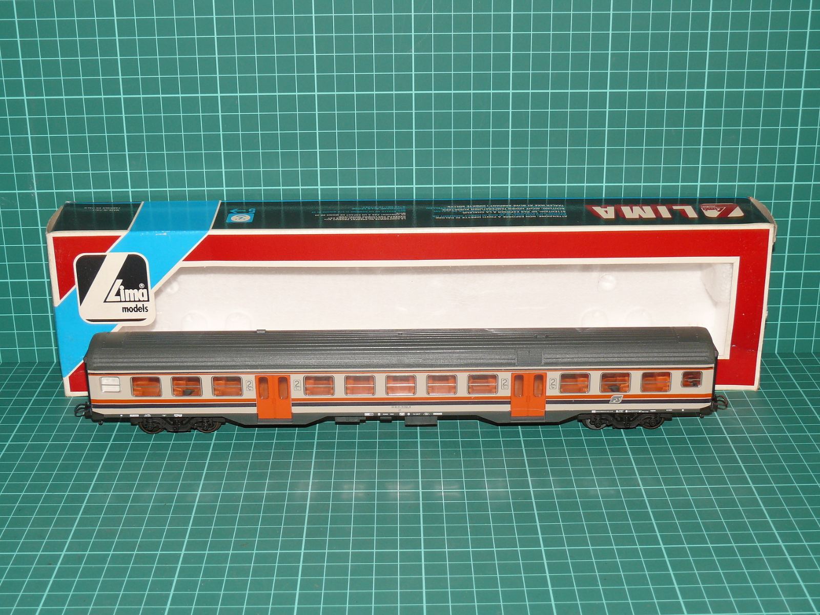 LIMA H0 – Čtyřnápravový příměstský osobní vůz 2. třídy MDVC „Navetta“, FS Italia (kat. č. 30 9271 – vůz č. 1) – H0