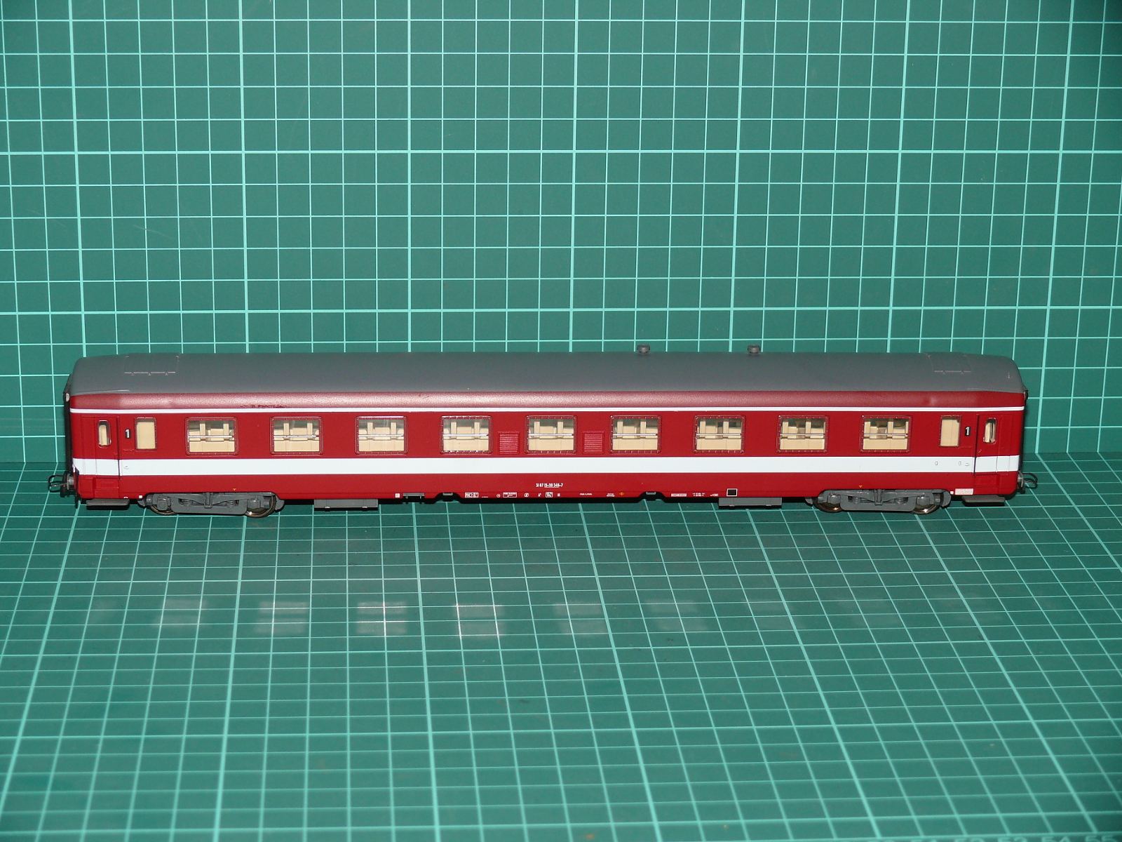 Roco H0 - Rychlíkový osobní vůz 1. třídy Amz ÖBB / DB vínově červený s bílým pruhem (1:87) – H0