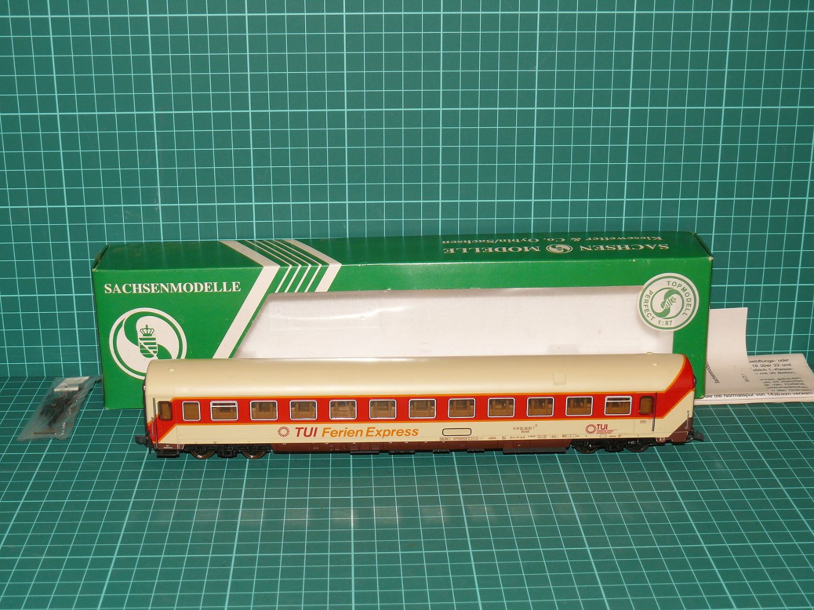 SACHSENMODELLE H0 – Čtyrnápravový lehátkový vůz Bcm243 „TUI Ferien Express“, DB (kat. č. 14329) v krabičce – H0