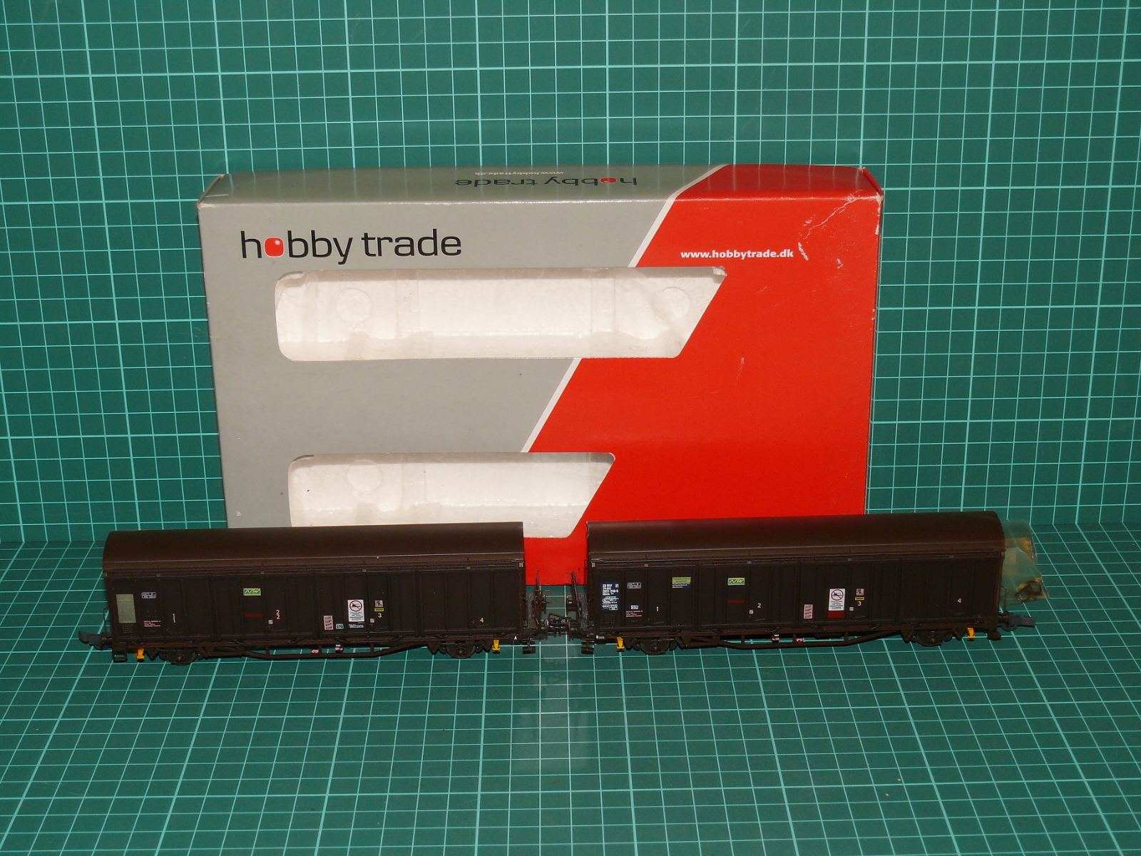HOBBY TRADE H0 – Dvojitý posuvnostěnný nákladní vůz Hirrs 007 „Nordwaggon“, SJ / DB (kat. č. 33205) v krabičce – H0