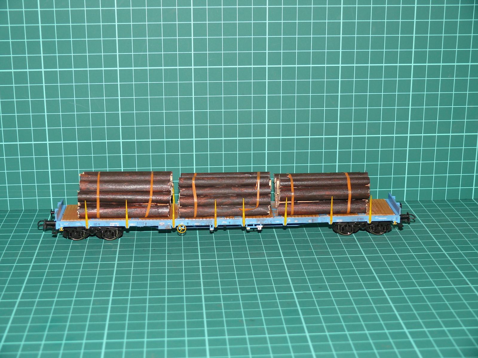 Roco H0 - Čtyřnápravový klanicový / plošinový vůz Res s nákladem kmenů dřeva modrý (1:87) – H0