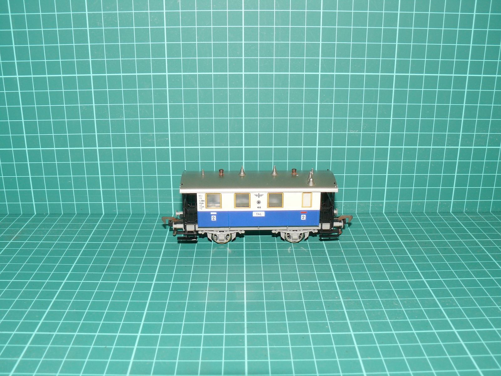 TRIX H0 – Dvounápravový osobní vůz 2. třídy řady Bi „Donnerbüchse“, Tegernsee-Bahn (TAG) – H0