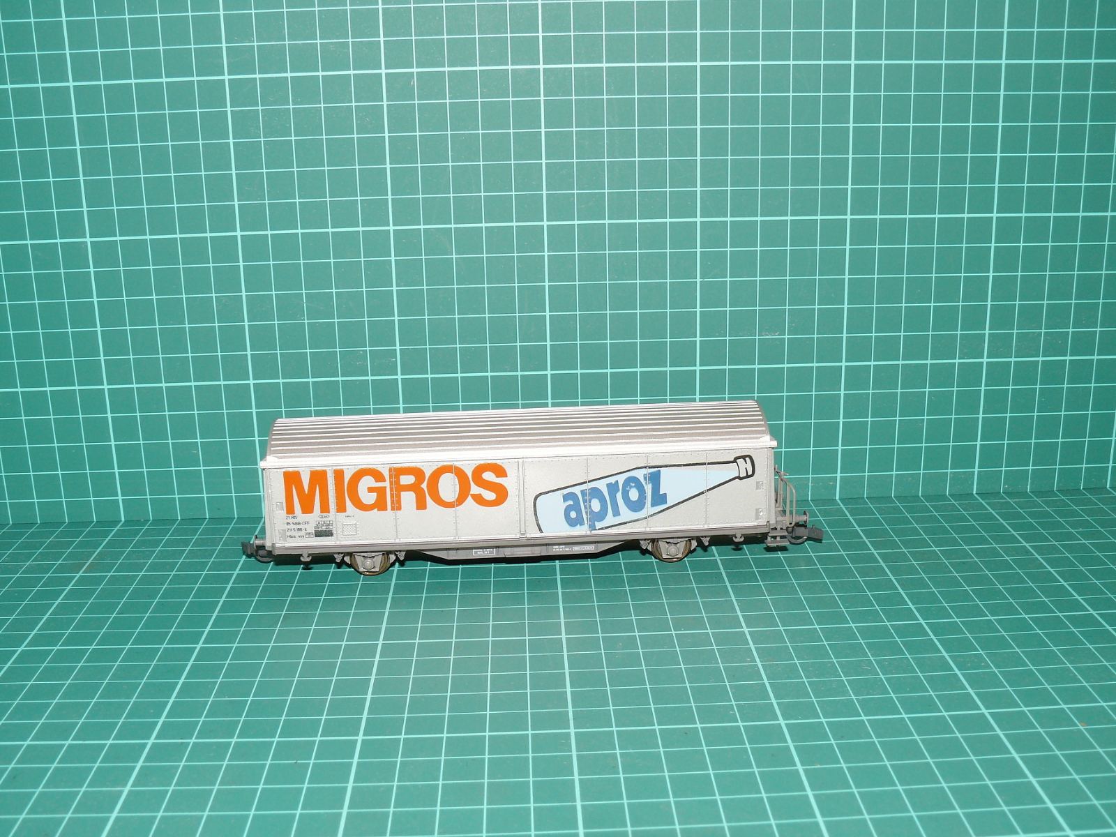 ROCO H0 – Dvounápravový vůz s posuvnými bočnicemi Hbis „MIGROS / aproz“, SBB-CFF – H0
