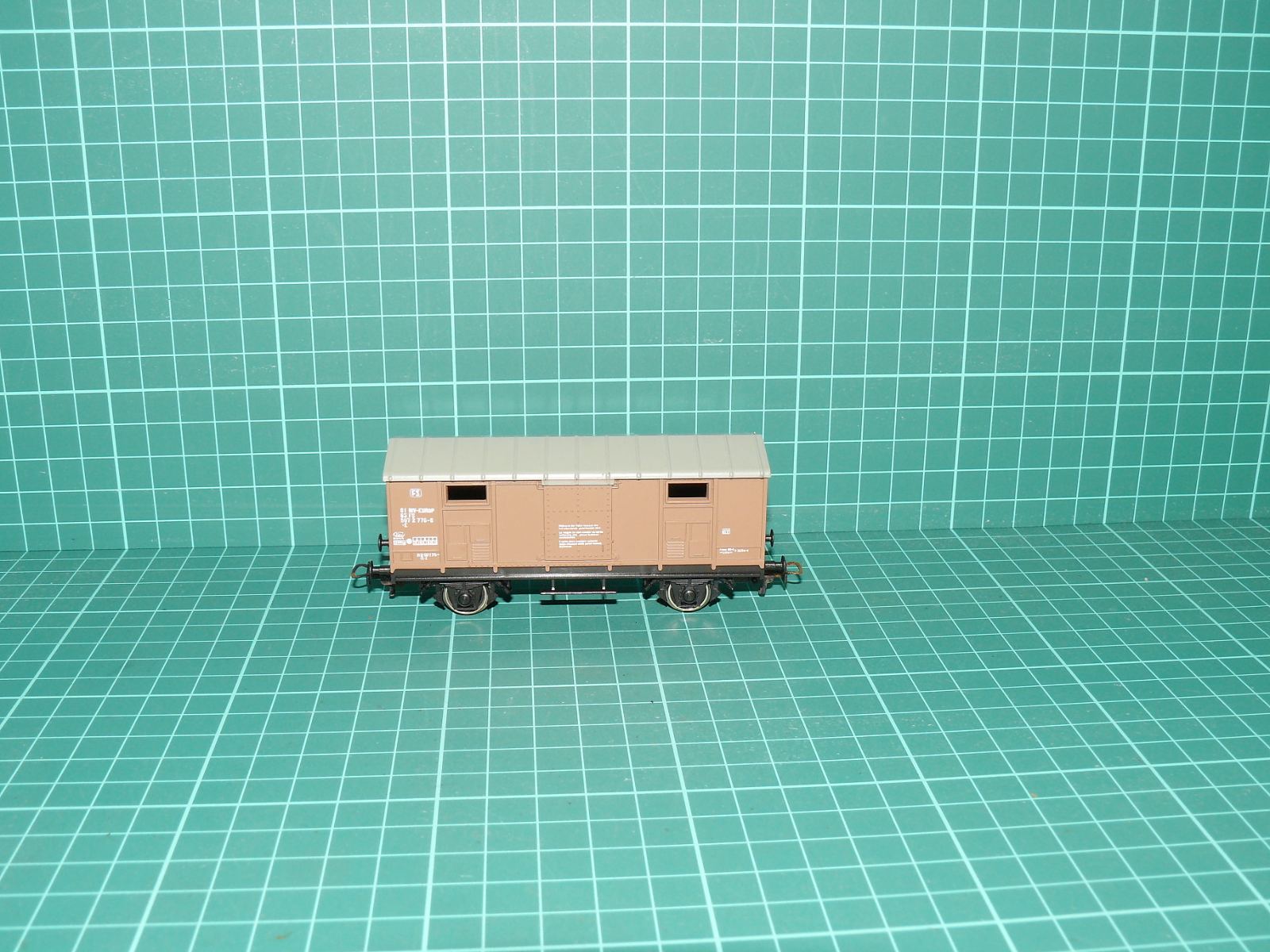 KLEINBAHN H0 – Dvounápravový krytý nákladní vůz se sedlovou střechou Gs / Gbhs, FS (kat. č. 320 / 321) – H0