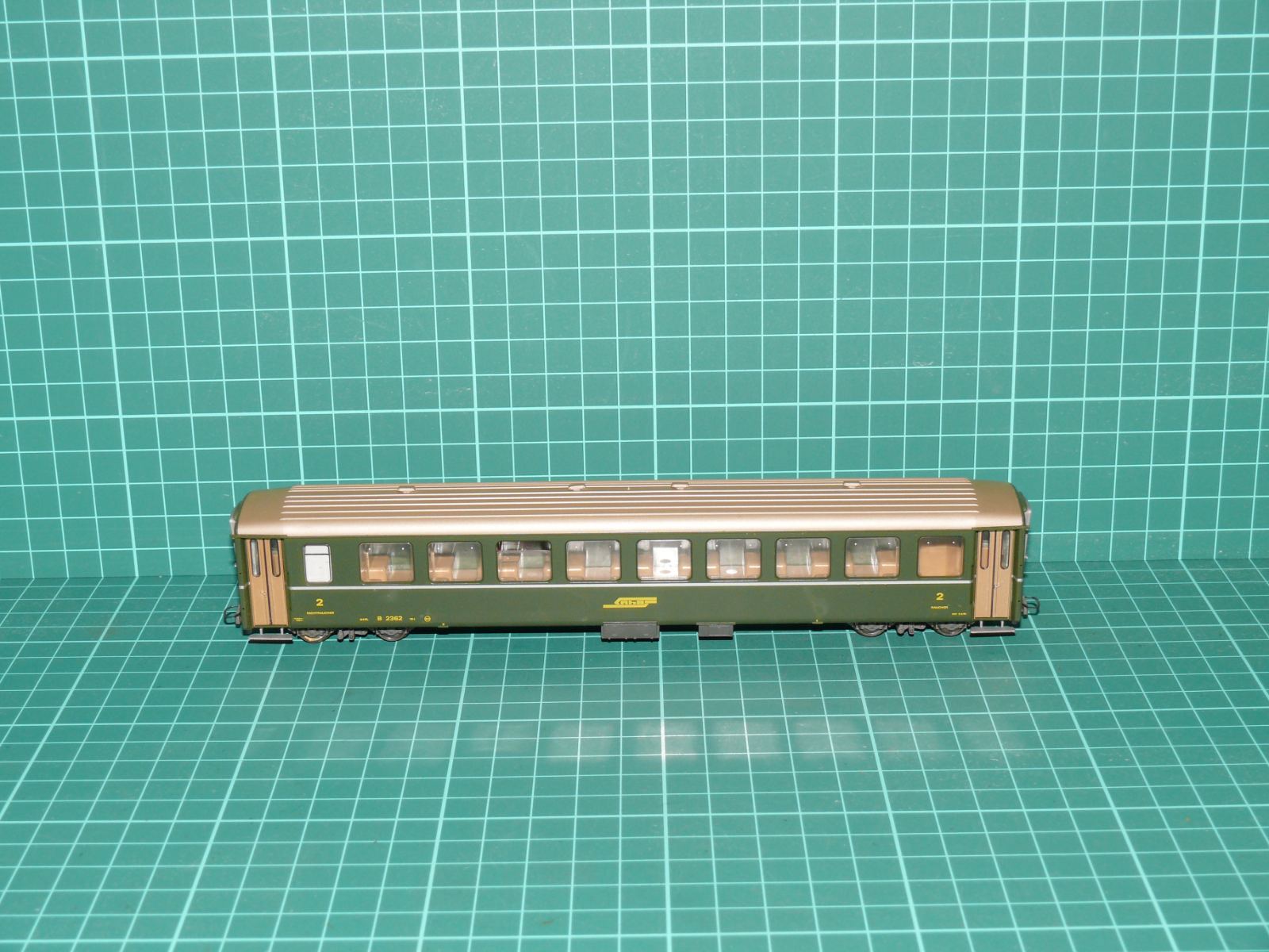 BEMO H0m – Čtyrnápravový osobní vůz 2. třídy EW I řady B 2302 „Einheitswagen“, zelený, RhB (kat. č. 1258 102 / 1258) – Jiné velikosti
