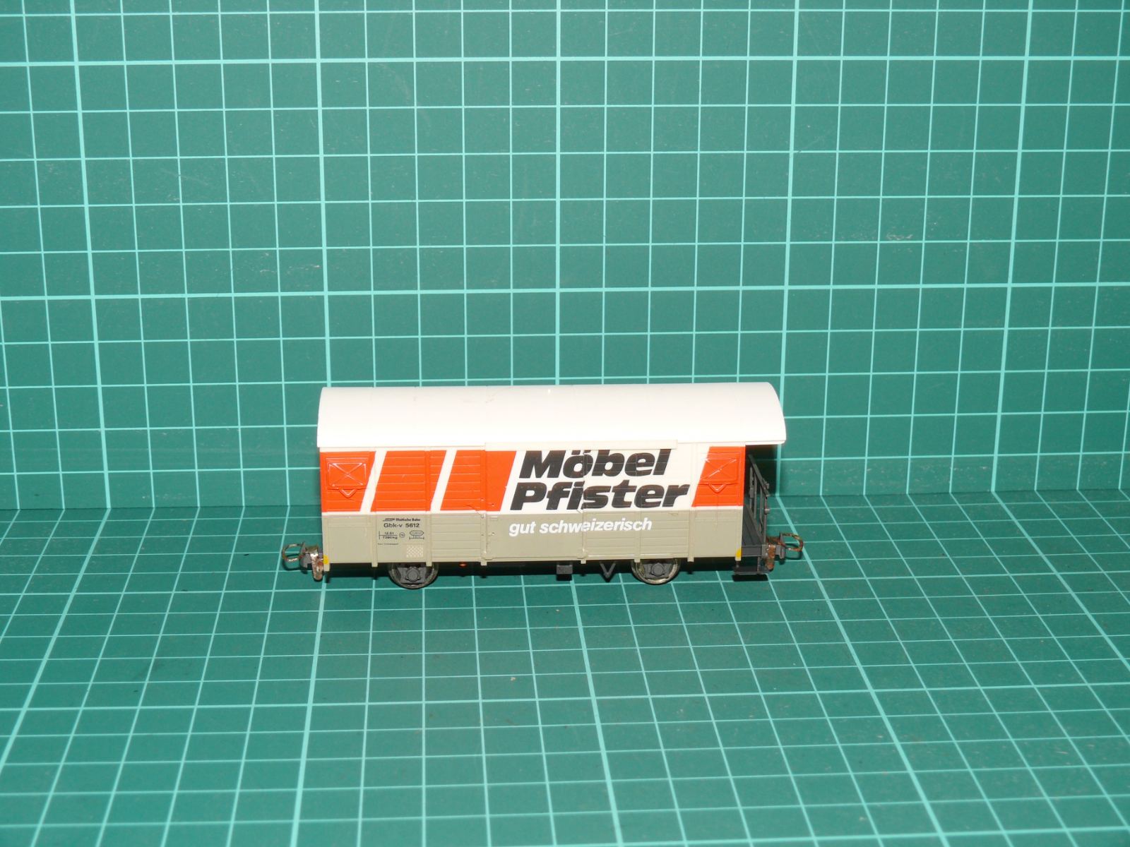 BEMO H0m – Dvounápravový krytý nákladní vůz Gbk-v 5612 „Möbel Pfister“, RhB (kat. č. 2250 142 / 2250) – Jiné velikosti