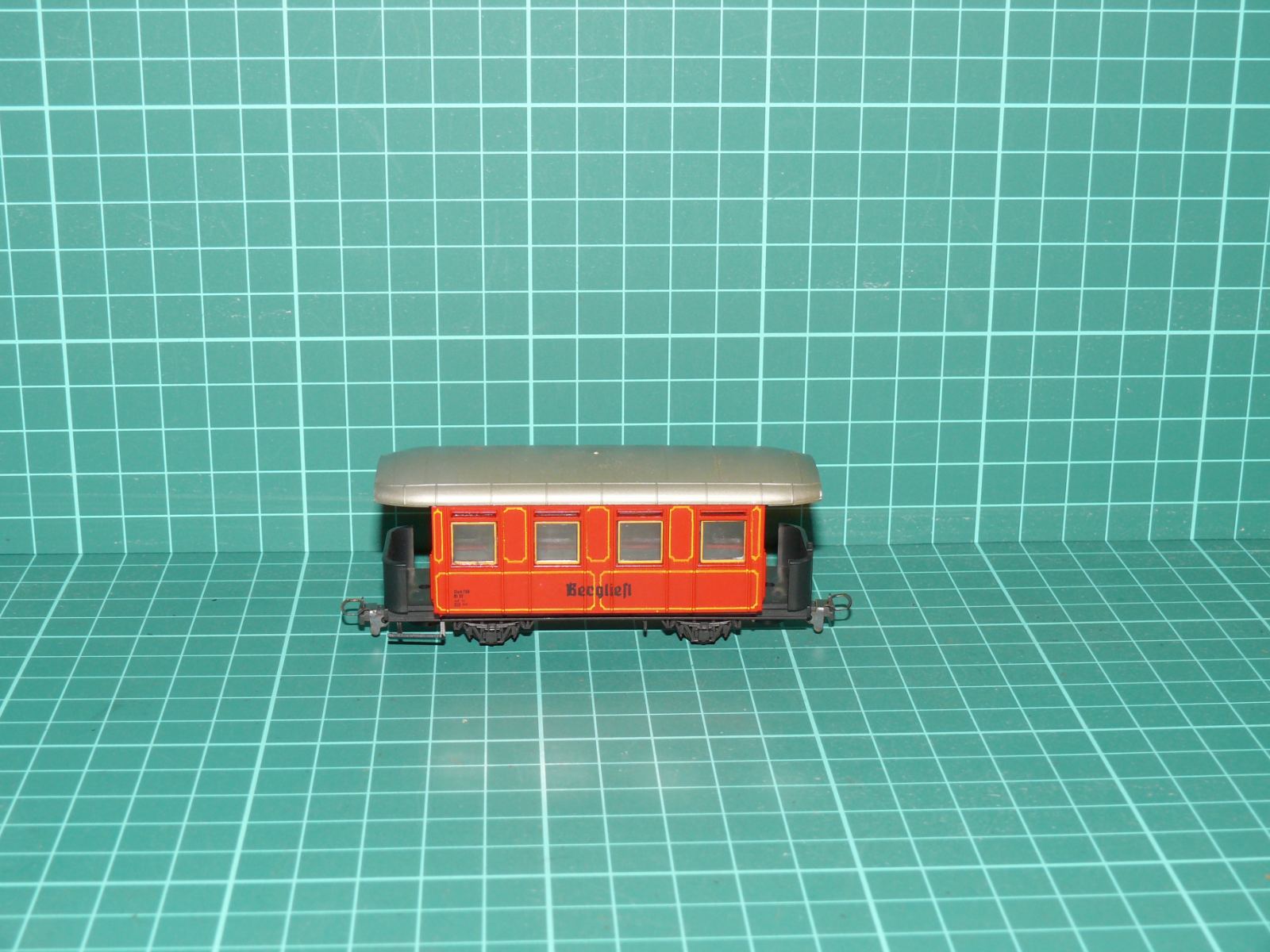 EGGER-BAHN H0e – Dvounápravový osobní vůz lokálky 3. třídy „Bregliefl“, červený (kat. č. 2101 / 101) – Jiné velikosti