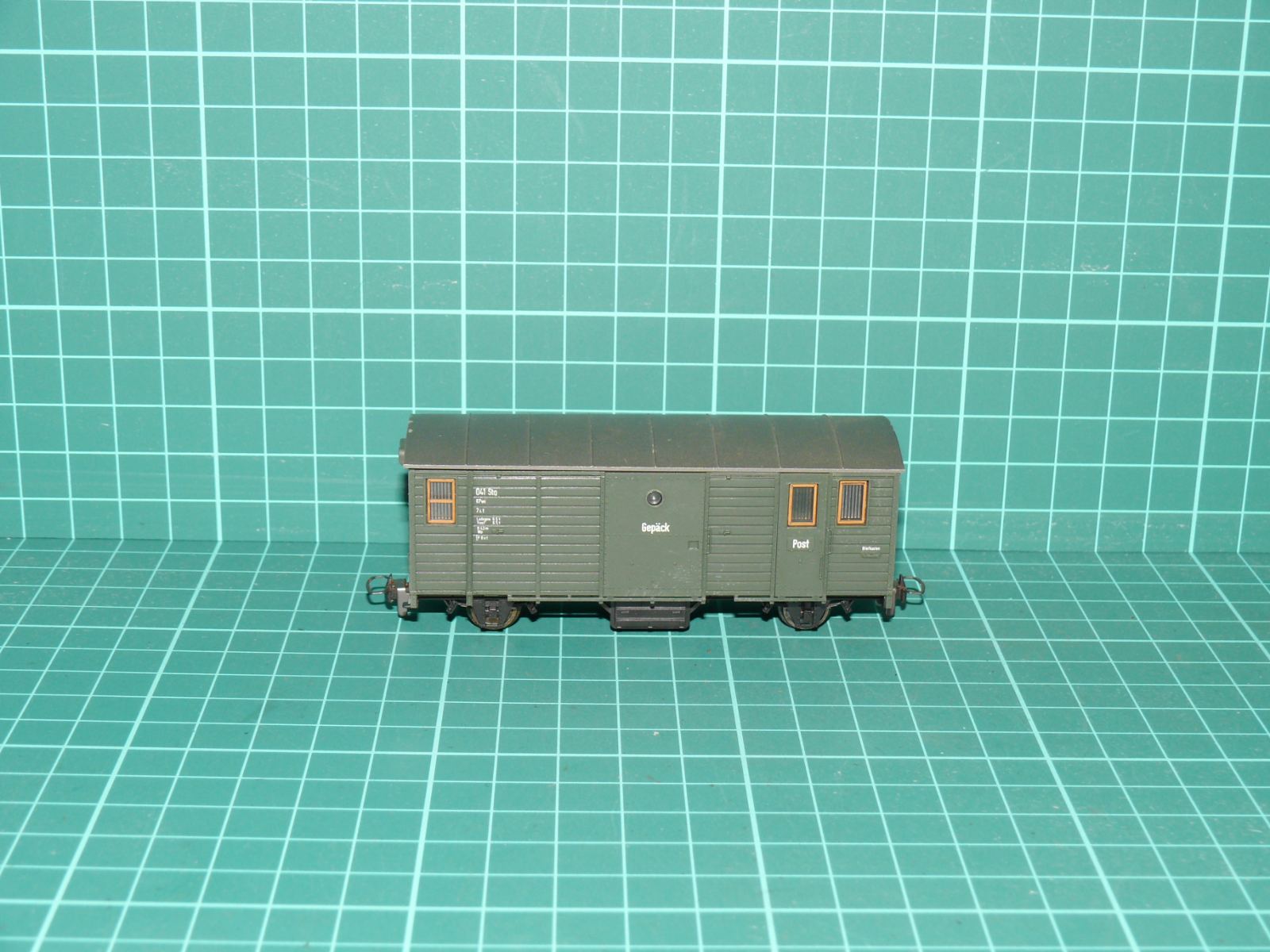 BEMO H0m – Dvounápravový služební a poštovní vůz D2 4030 „Gepäck / Post“, zelený, RhB (kat. č. 2270 100 / 2270) – Jiné velikosti