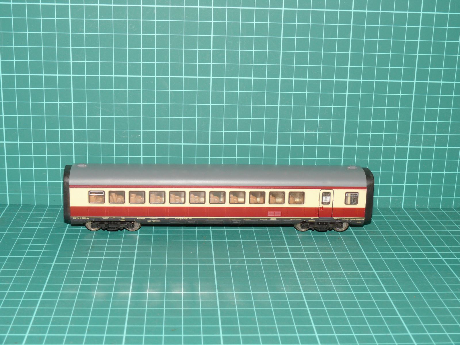 ROCO H0 – Čtyrnápravový rychlíkový vůz 1. třídy Eurofima Amz (61 81 19-71 003-9), ÖBB (kat. č. 4268 / 44305) – H0