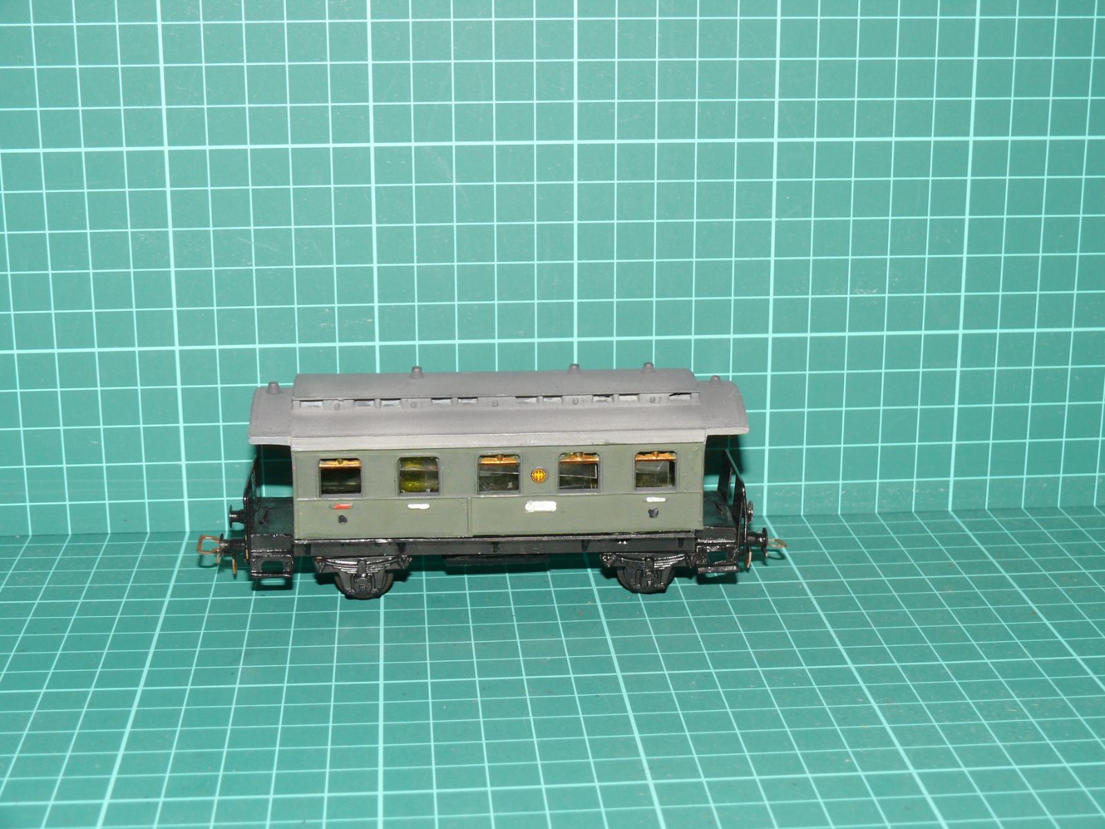 KLEINBAHN H0 – Dvounápravový osobní vůz lokálky s lucernovou střechou a plošinami (Bi 37 444 / 371), ÖBB – H0