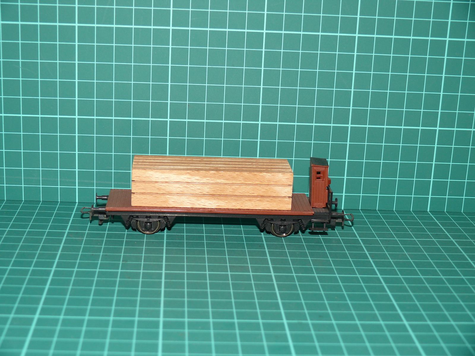 Roco / Piko H0 - Dvounápravový plošinový vůz s brzdovkou a nákladem řeziva hnědý (1:87) – H0