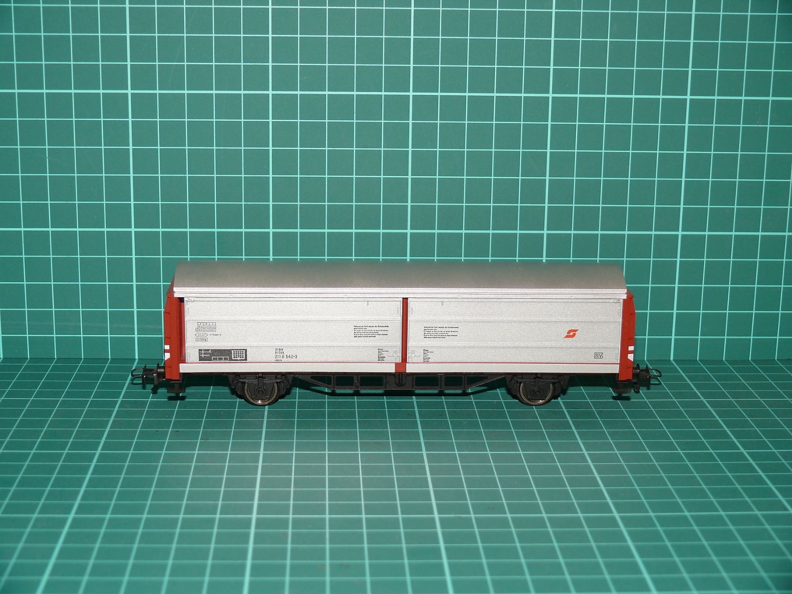 Roco H0 - Dvounápravový posuvnostěnný nákladní vůz Hbbillns ÖBB stříbrno-červený (1:87) – H0