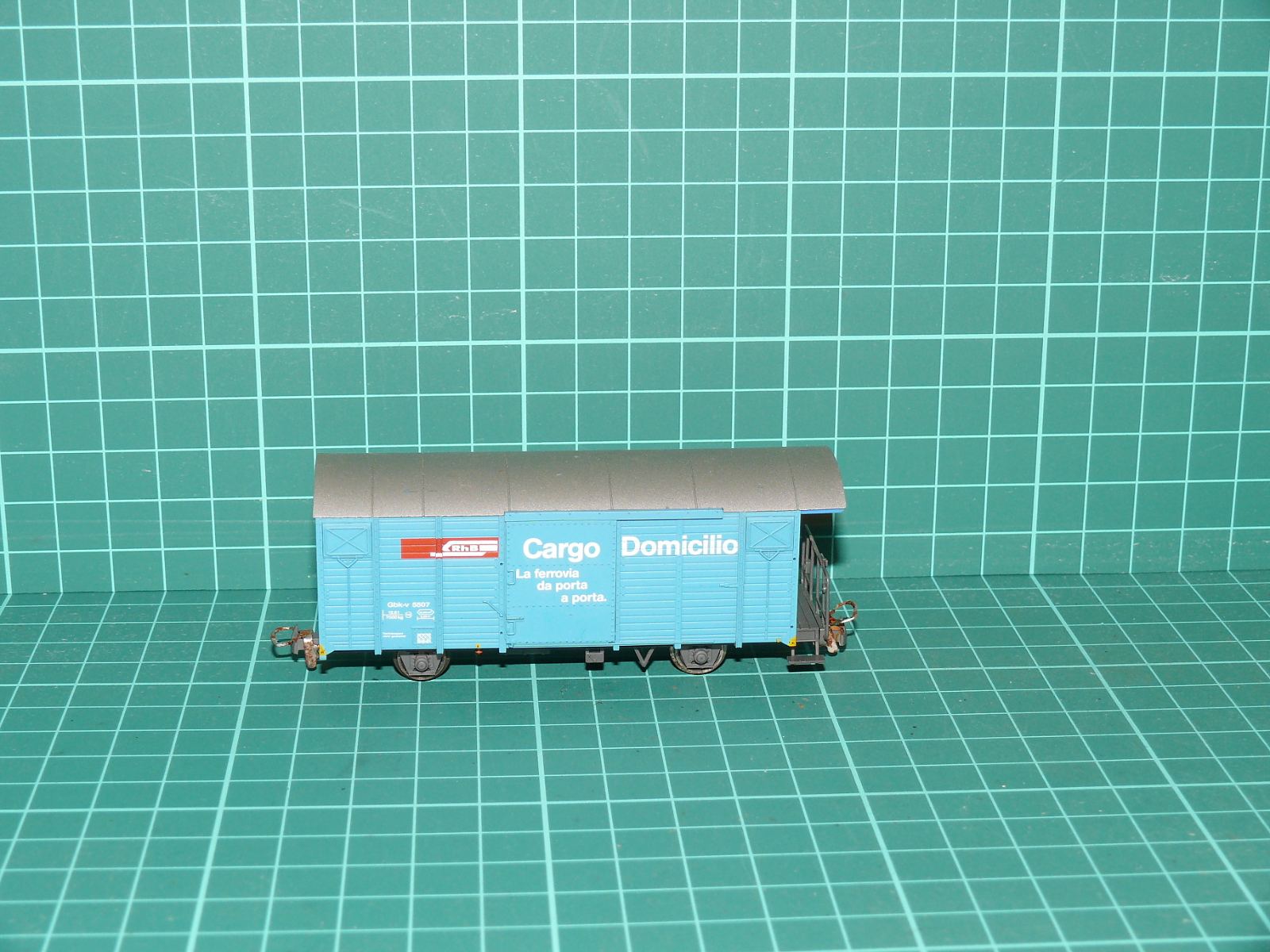 BEMO H0m / H0e – Dvounápravový krytý nákladní vůz Gbk-v 5507 „Cargo Domicilio / Cargo Domizil“, RhB (kat. č. 2253 147) – Jiné velikosti