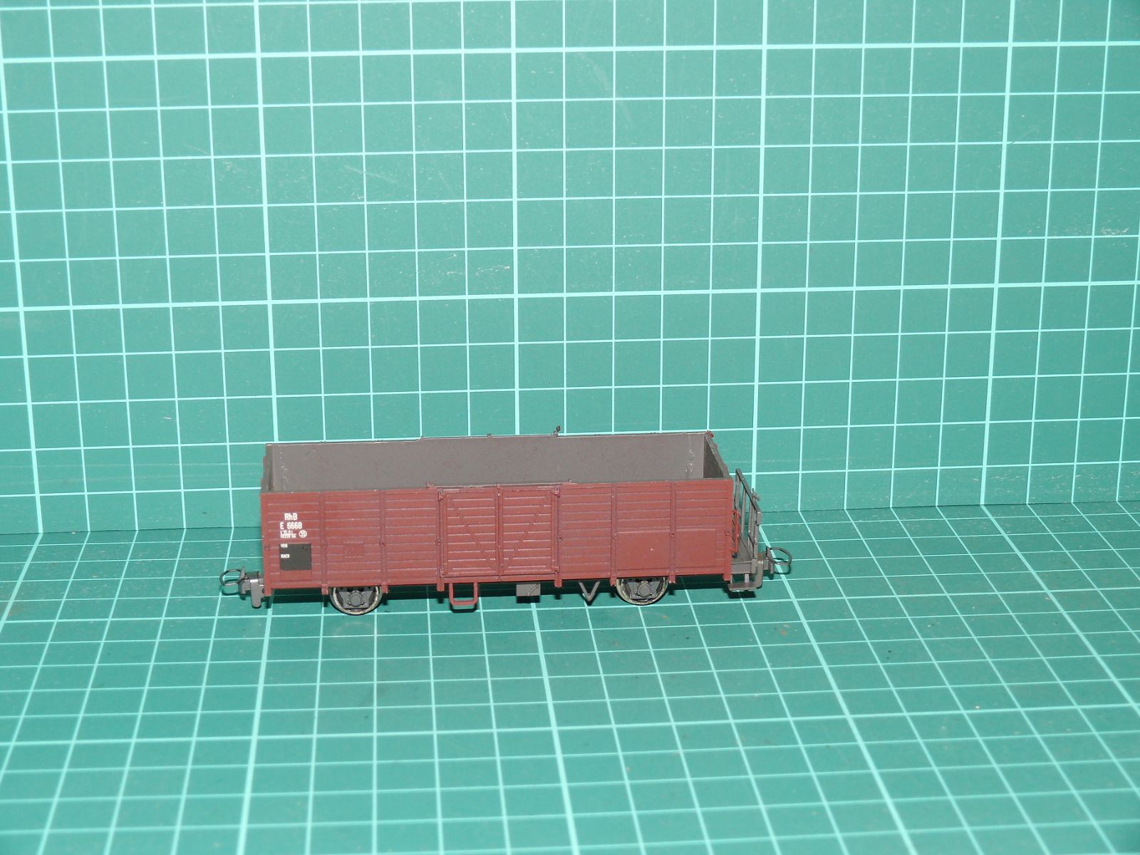 BEMO H0m / H0e – Dvounápravový vysokostěnný otevřený vůz E 6668 s plošinou, RhB (kat. č. 2252 128) – Jiné velikosti