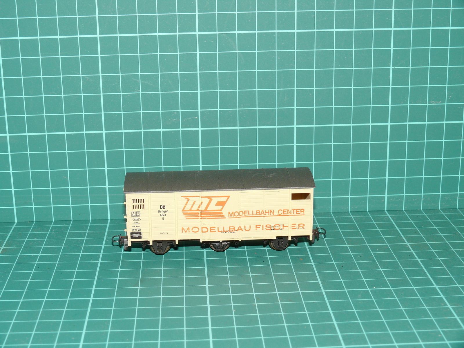 BEMO H0m – Třínápravový krytý úzkorozchodný nákladní vůz G 400 „Modellbahn Center – Modellbau Fischer“, DB (kat. č. série 2002 / 2005) – Jiné velikosti