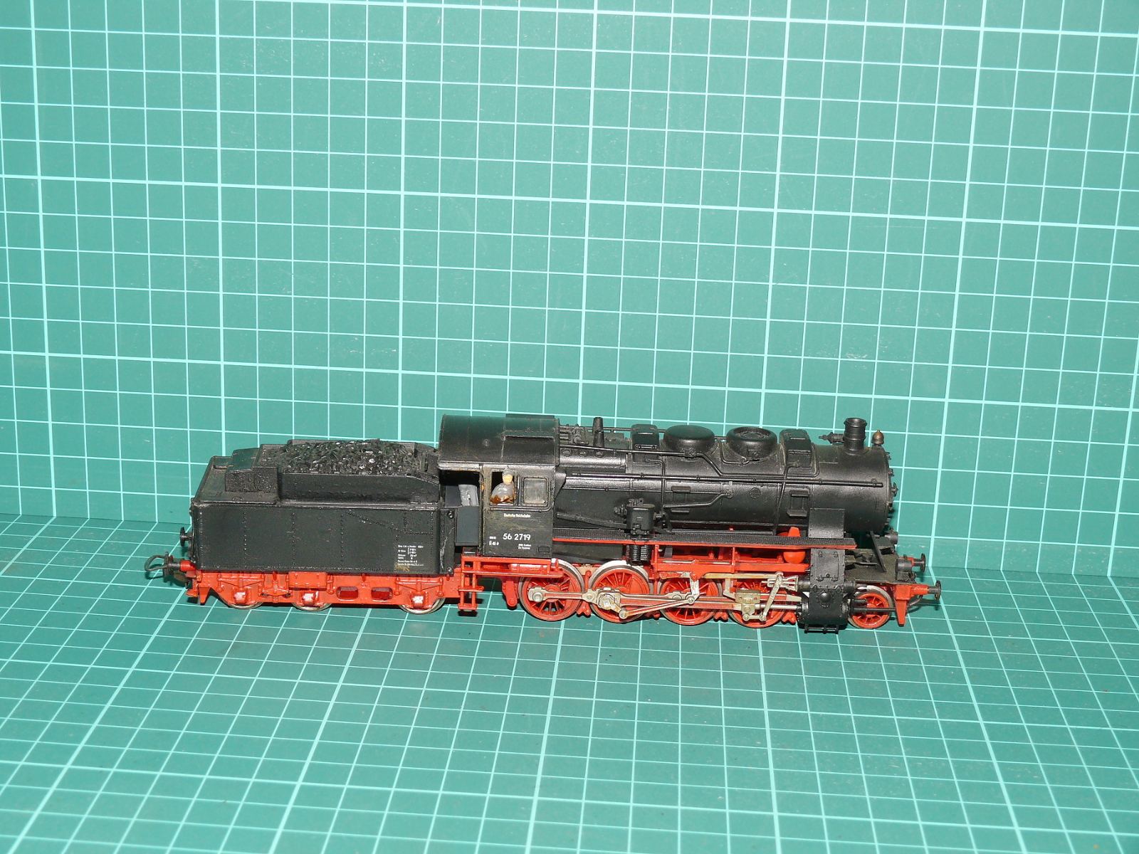 PIKO H0 – Parní lokomotiva s tendrem BR 56 2719, DR (kat. č. 5/6301 / 190/28) – H0