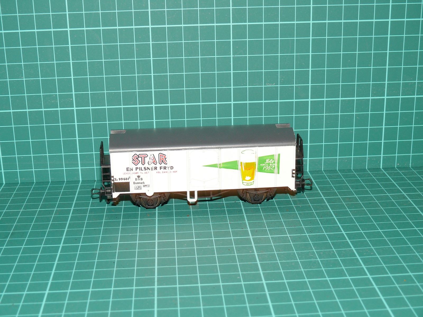 PIKO H0 – Dvounápravový chladicí / pivní vůz řady Zp „STAR PILSNER FRYD / VIKING EXPORT BEER“, DSB (kat. č. 5/6445 / 95821) – H0