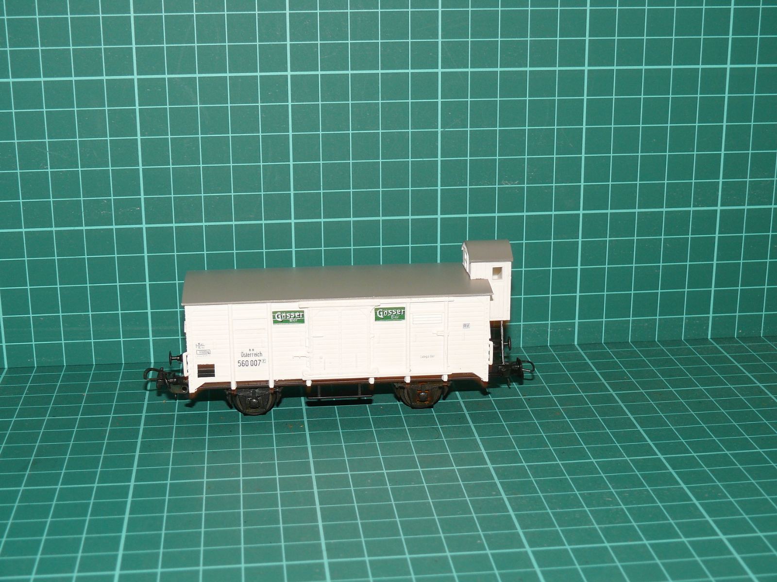 PIKO H0 – Dvounápravový chladicí / pivní vůz s vyvýšenou budkou brzdaře „Gösser Bier“, ÖBB (kat. č. 5/6446 / 95822) – H0