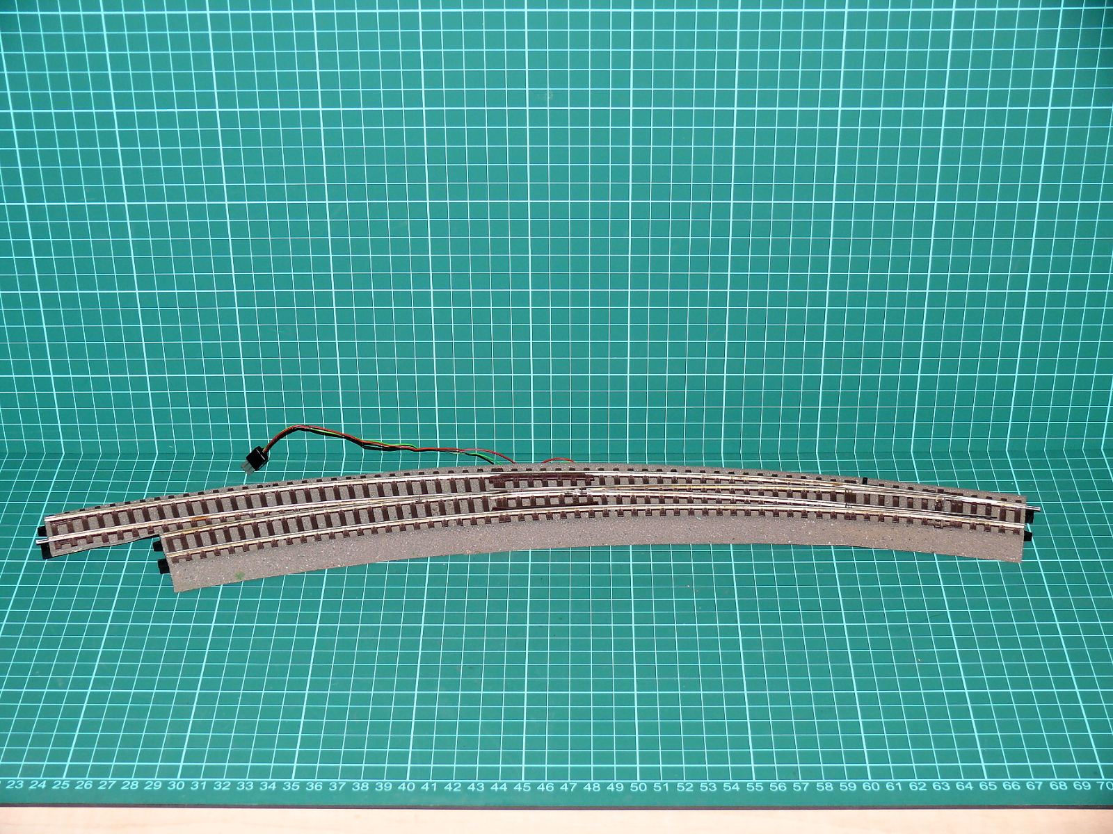 Roco H0 - Oblouková výhybka BWL 2/3 (levá) Roco Line s pryžovým podložím a elektromagnetickým přestavníkem (1:87) – H0