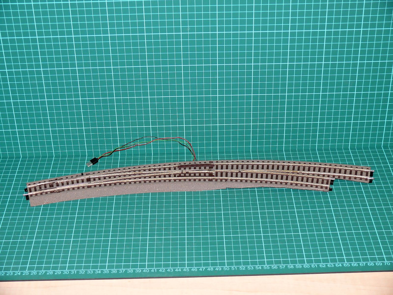 Roco H0 - Oblouková výhybka BWR 2/3 (pravá) Roco Line s pryžovým podložím a elektromagnetickým přestavníkem (1:87) – H0