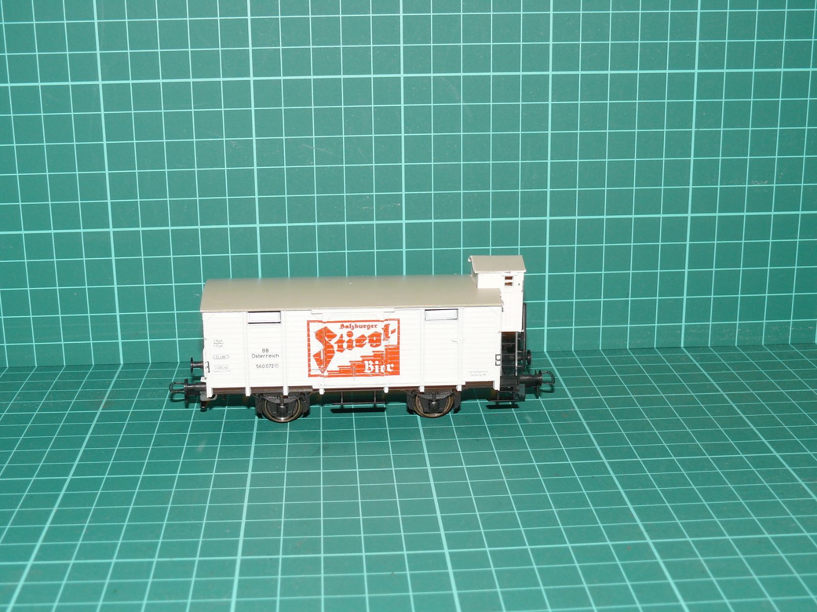 PIKO H0 – Dvounápravový chladicí / pivní vůz s brzdařskou budkou „Salzburger Stiegl Bier“, BBÖ / ÖBB – H0