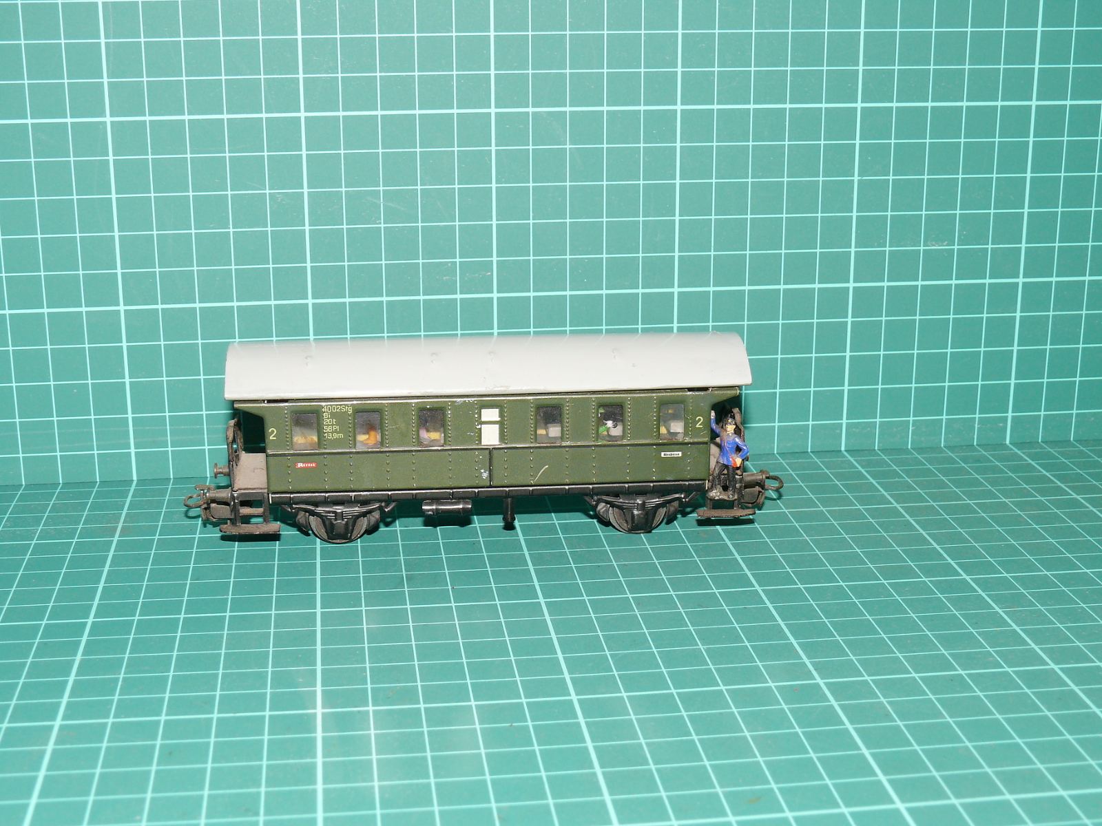 Märklin H0 – Dvounápravový osobní vůz „Donnerbüchse“ 2. třídy řady Bi se sedícími cestujícími a průvodčím (kat. č. 4002 / 4000) – H0