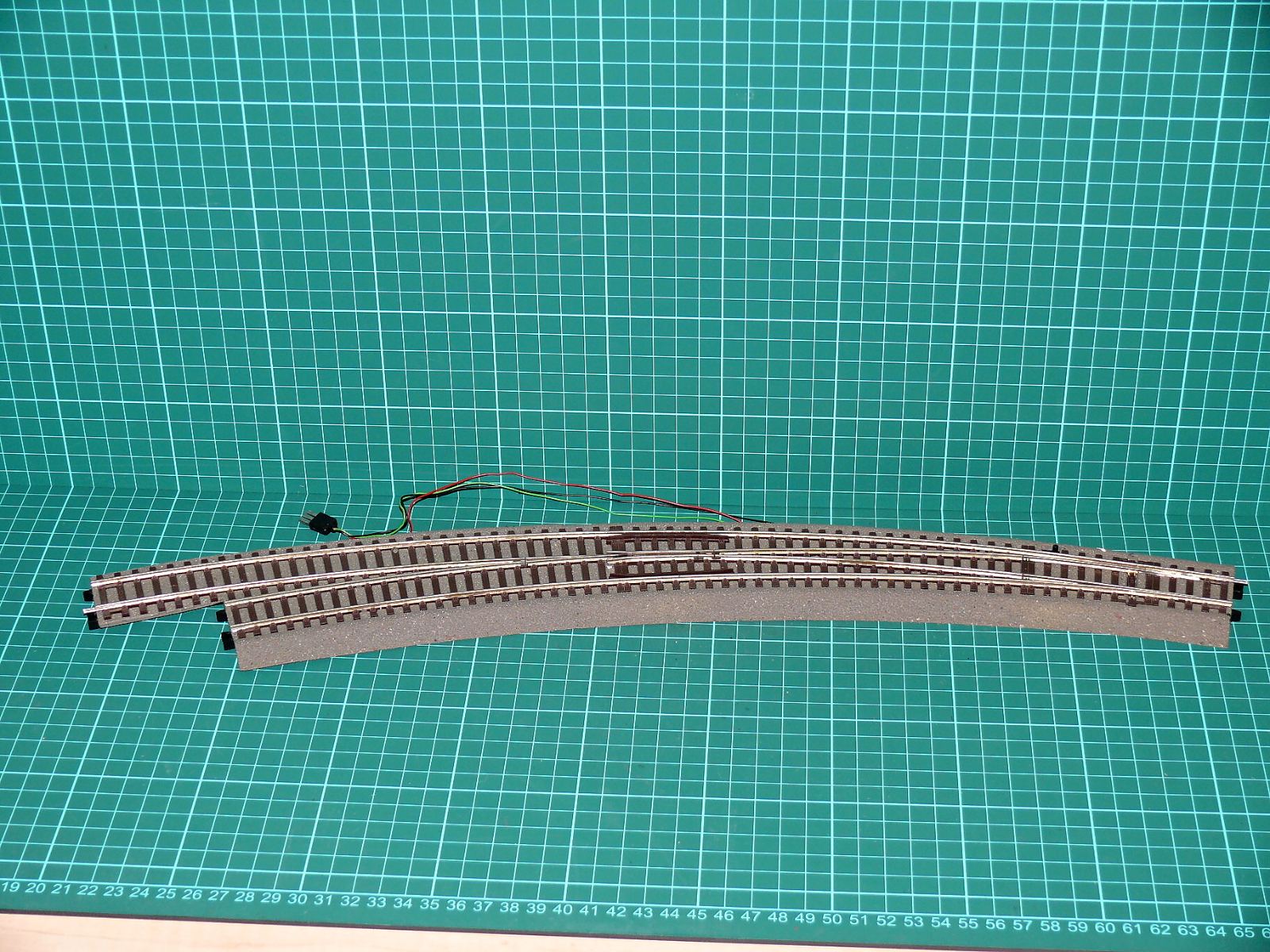 Roco H0 - Oblouková výhybka BWL 2/3 (levá) Roco Line s pryžovým podložím a elektromagnetickým přestavníkem (1:87) – H0