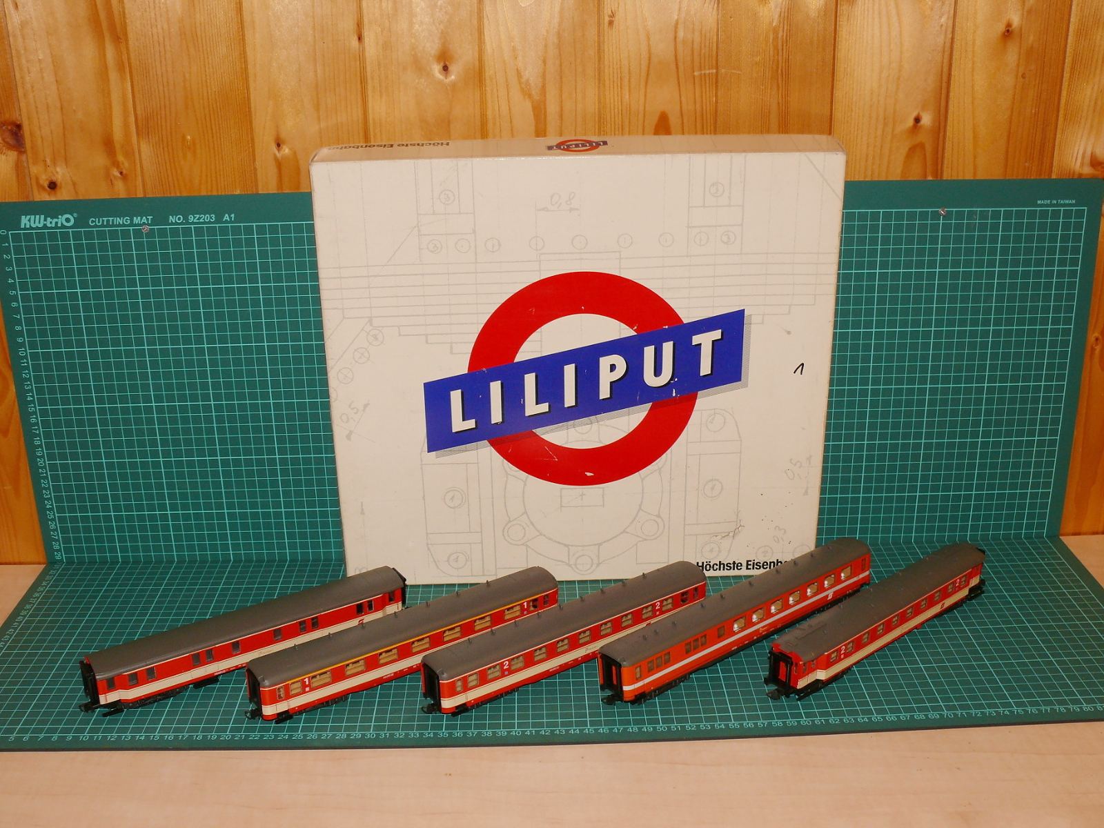 Liliput H0 – 5dílná souprava rychlíkových vozů UIC-X v nátěru „Jaffa“, ÖBB s originálním velkým boxem – H0