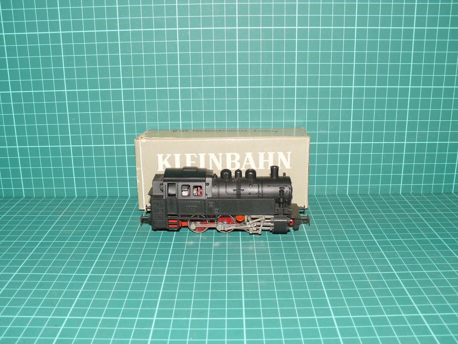 Kleinbahn H0 – Třínápravová tendrová parní lokomotiva řady 30 / D 120 (30 028 / kat. č. 306), ÖBB s originální krabičkou – H0