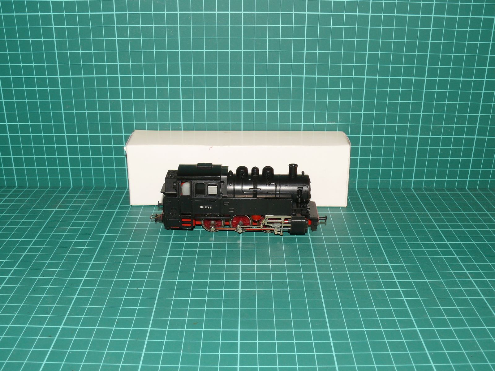 Kleinbahn H0 – Třínápravová tendrová parní lokomotiva řady 80 (80 028 / kat. č. 300 / 306), DB / ÖBB s náhradní krabičkou – H0