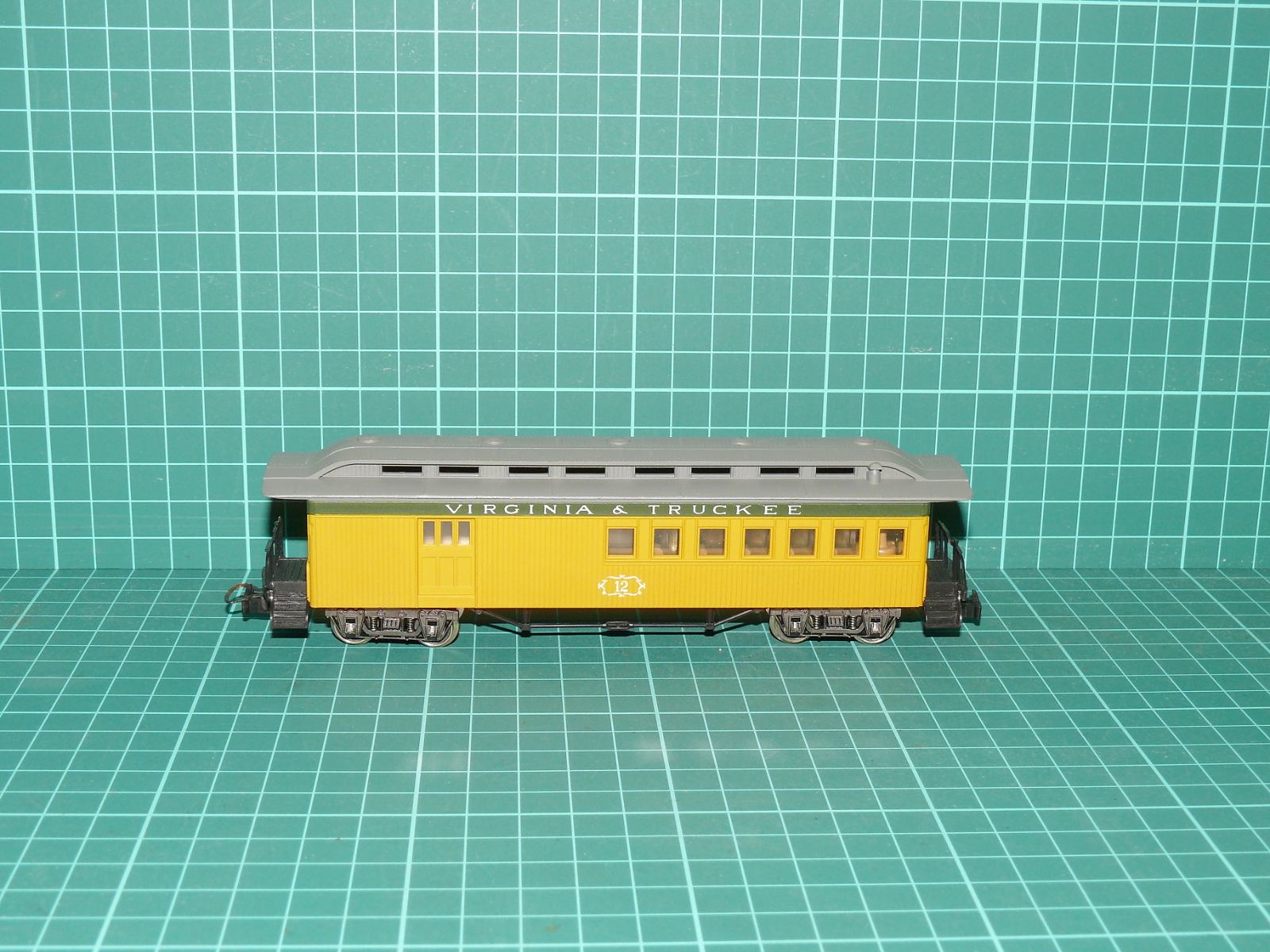 Lima H0 – Čtyřnápravový kombinovaný osobní a služební vůz „Old Time / Divoký západ“ Combine č. 12, Virginia & Truckee (V&T) – H0