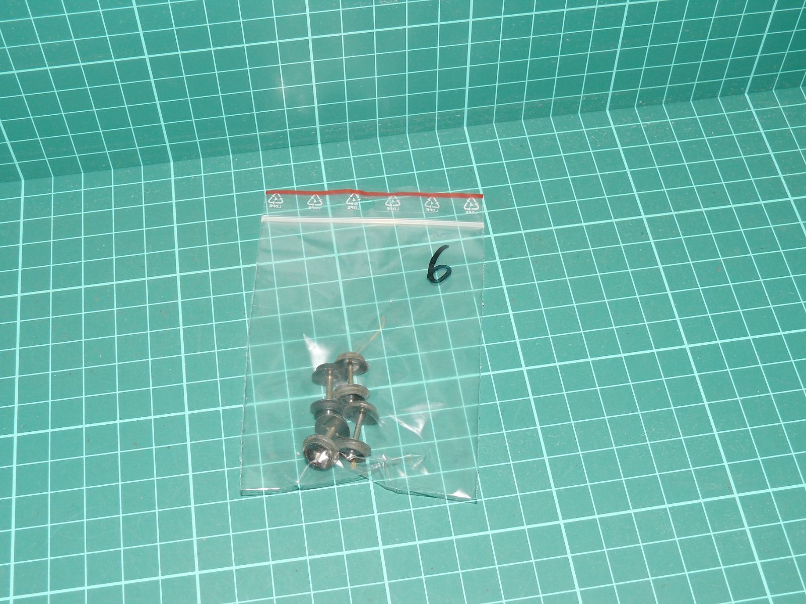 TT – Sada 4 ks kovových dvojkolí pro vagony (např. BTTB / Tillig), rozchod 12 mm – TT