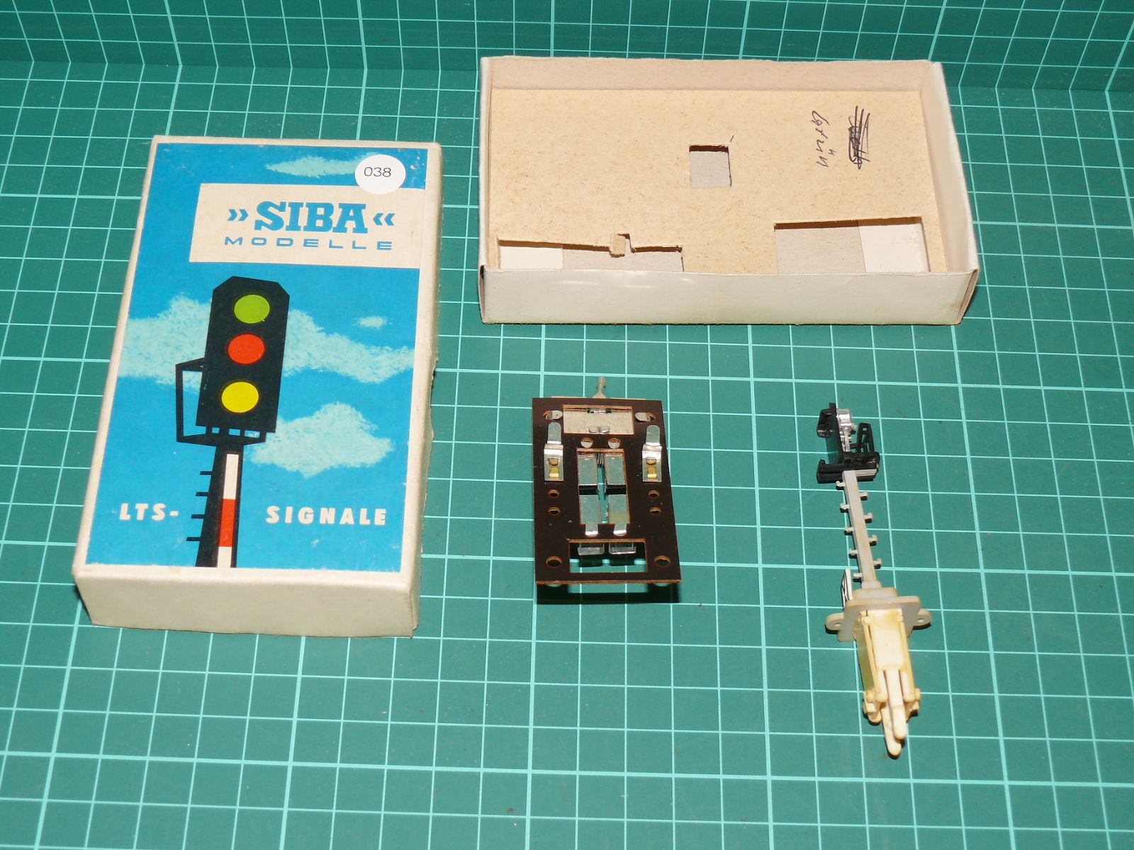 SIBA H0 / TT – Světelné návěstidlo s elektromagnetickým pohonem a reléovou deskou v původní krabičce – TT