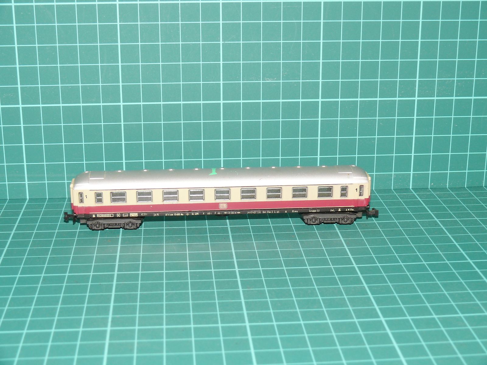 N – Čtyřnápravový rychlíkový vůz 1. třídy TEE / IC Avümz 111 DB (krémovo-červený), rozchod 9 mm – N
