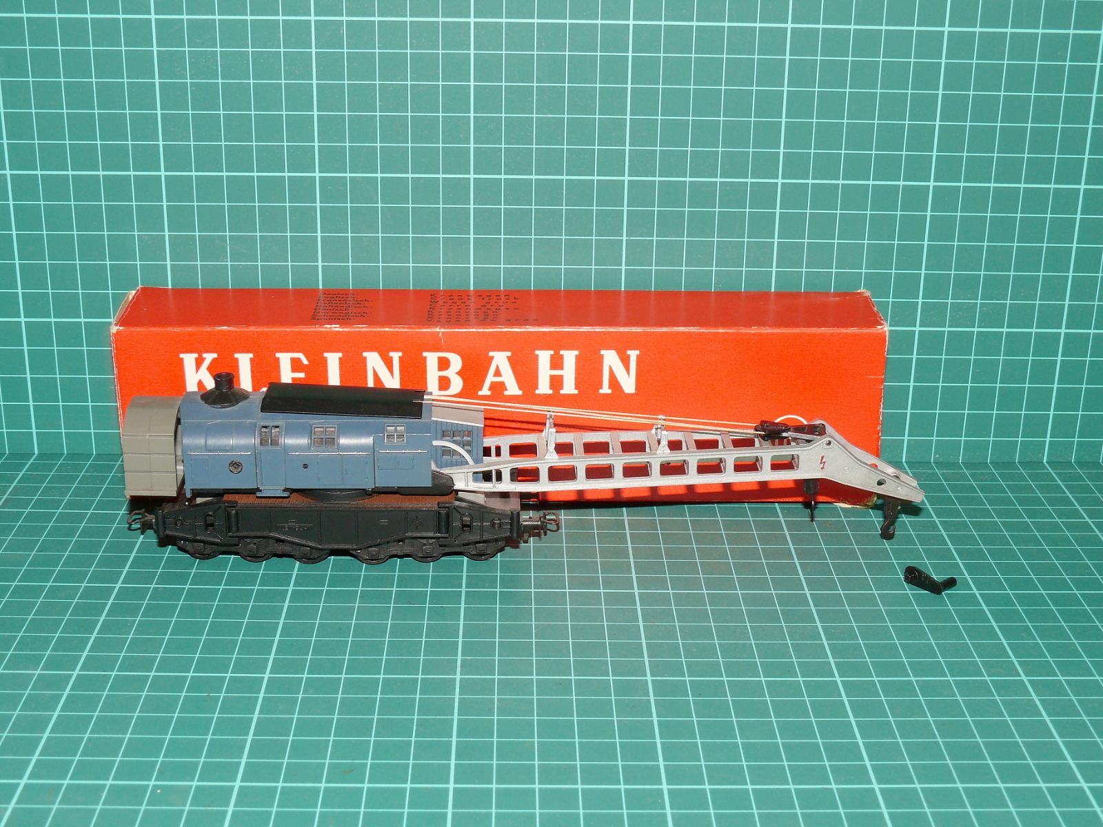 Kleinbahn H0 – Těžký čtyřnápravový kolejový jeřáb se závažím, kat. č. 260, v původní krabičce – H0