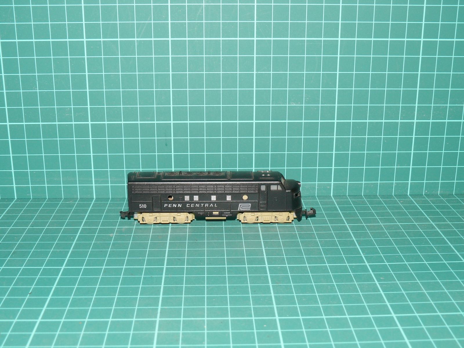Bachmann N - Motorová lokomotiva EMD F7A "PENN CENTRAL" #510 – bez motoru / maketa – N