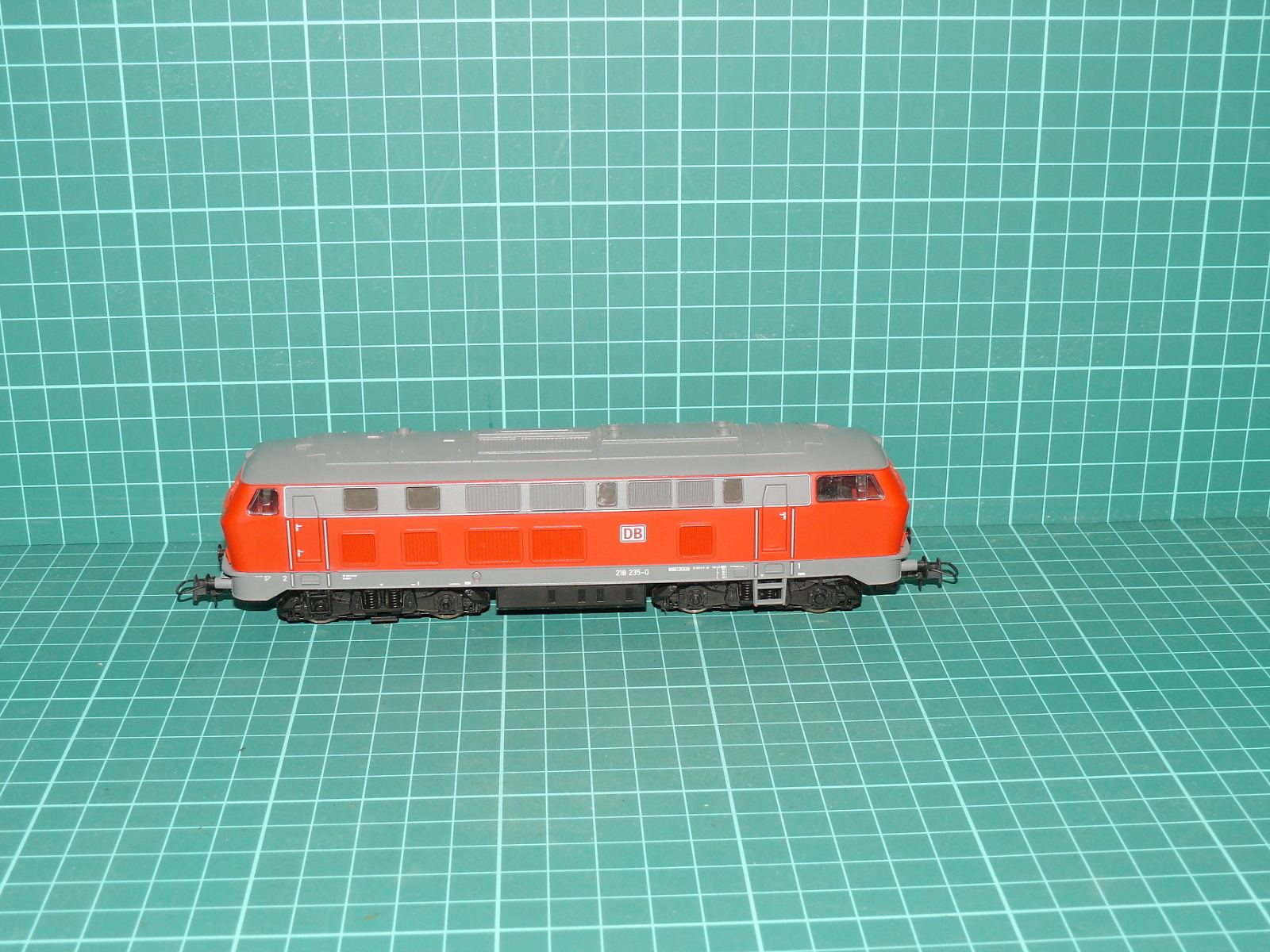 Roco H0 - Dieselová lokomotiva řady 215 DB "215 235-0" (oranžová / šedá) – H0