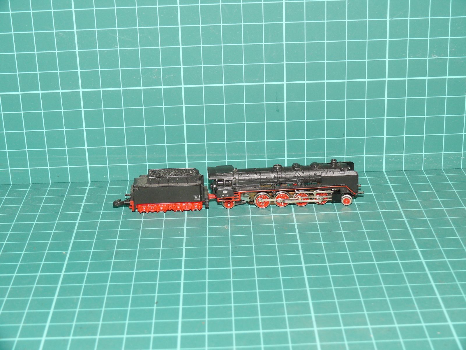 Märklin mini-club Z - Těžká rychlíková parní lokomotiva řady BR 41 (41 220) s vanovým tendrem, DB – Jiné velikosti
