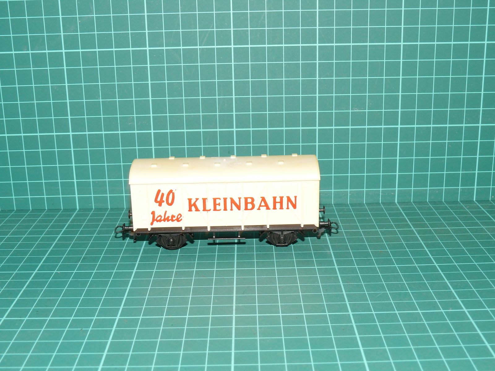 Kleinbahn H0 - Jubilejní chladicí / skříňový vůz "40 Jahre KLEINBAHN" – H0
