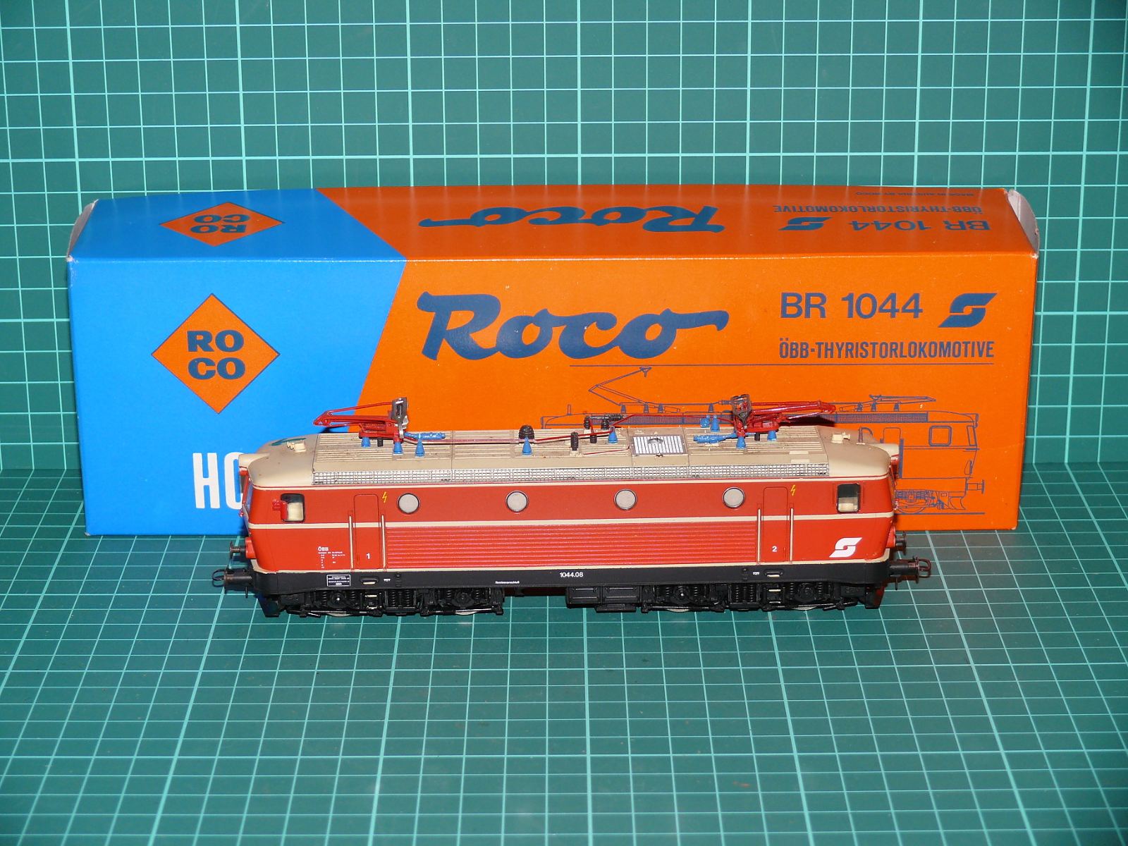 Roco 04197 S H0 - Elektrická tyristorová lokomotiva Rh 1044 (1044.08) ÖBB oranžová s krabičkou (1:87) – H0