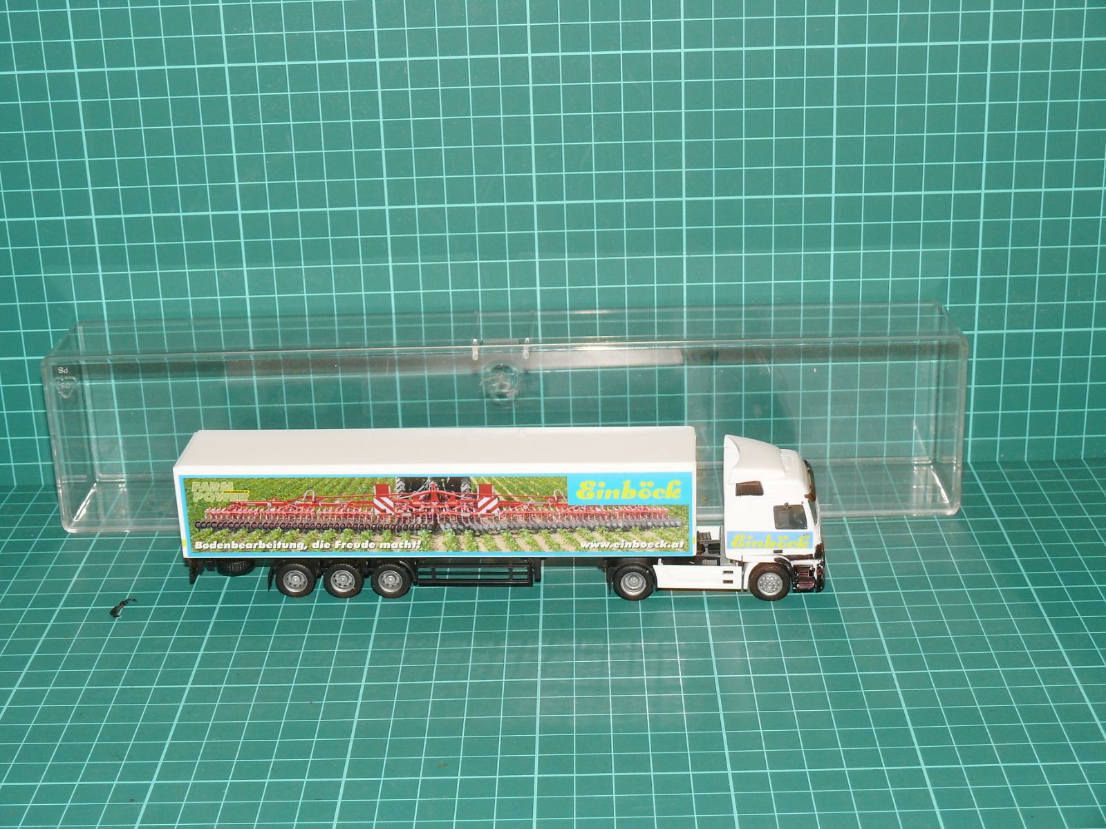 Herpa H0 - Kamionová souprava Mercedes-Benz Actros s návěsem "Einböck Landmaschinen" v PC vitrínce – H0
