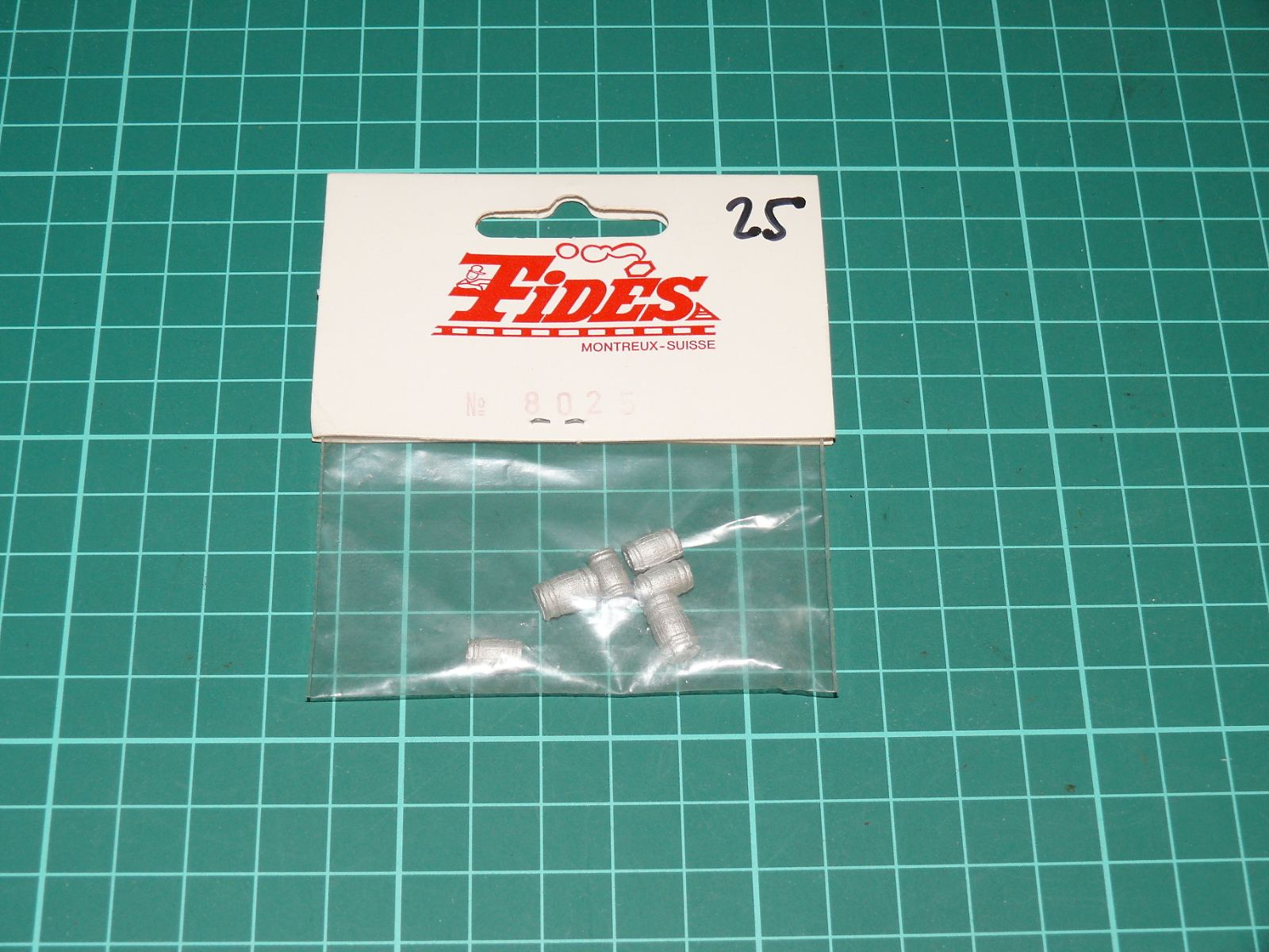 FIDES H0 - Kovové sudy / soudky 6 ks, stavební doplňky (No. 8025, Montreux-Suisse) – H0