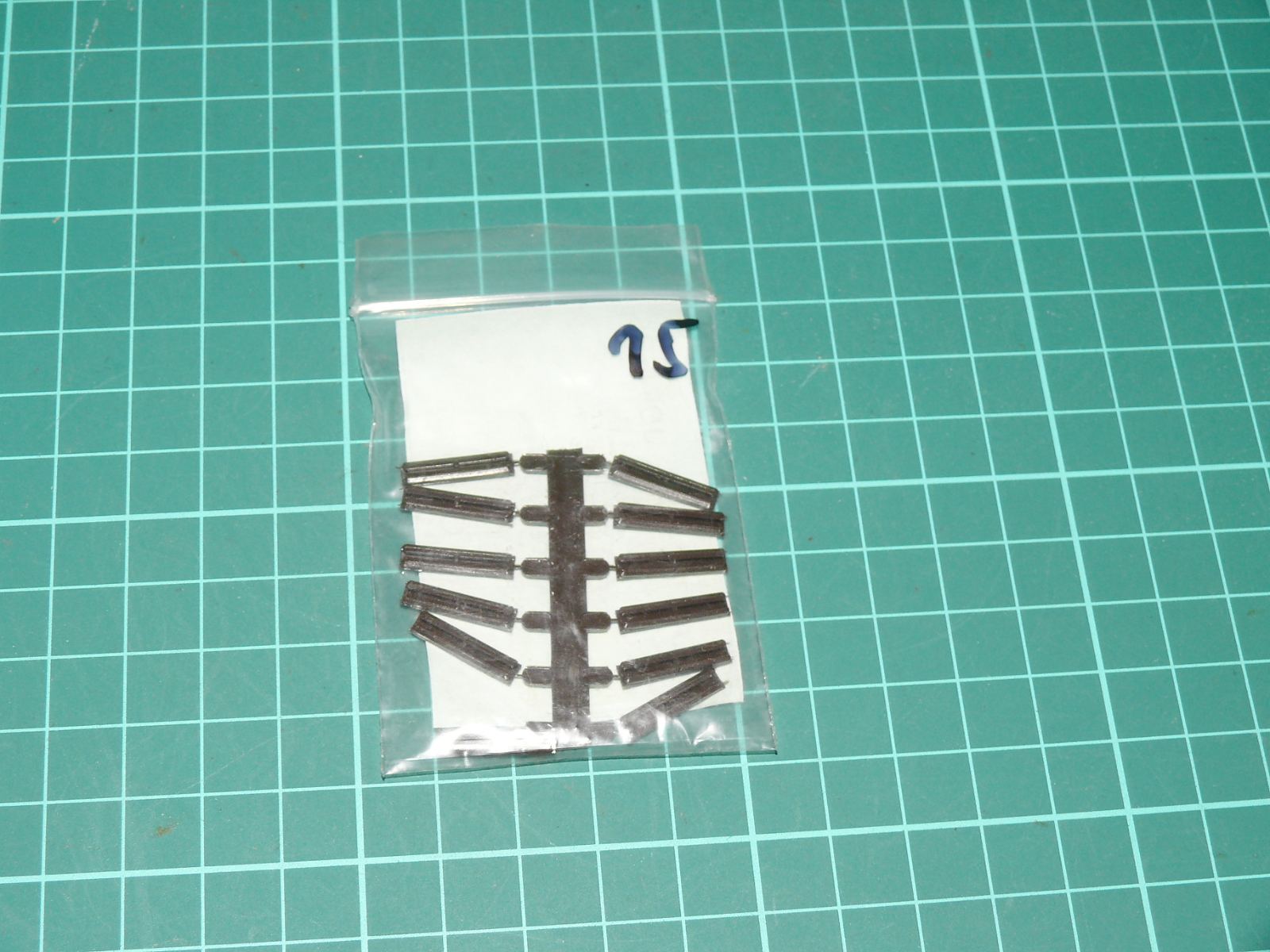 Shinohara H0 / H0m - Plastové izolační kolejové spojky (Plastic Rail Joiners, Made in Japan) – H0
