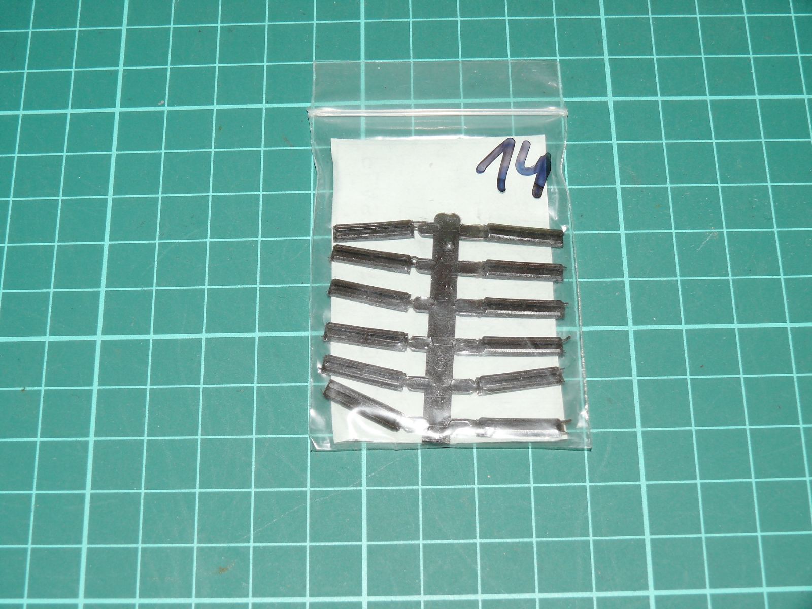 Shinohara H0 / H0m - Plastové izolační kolejové spojky 10 ks (Plastic Rail Joiners, Made in Japan) – H0