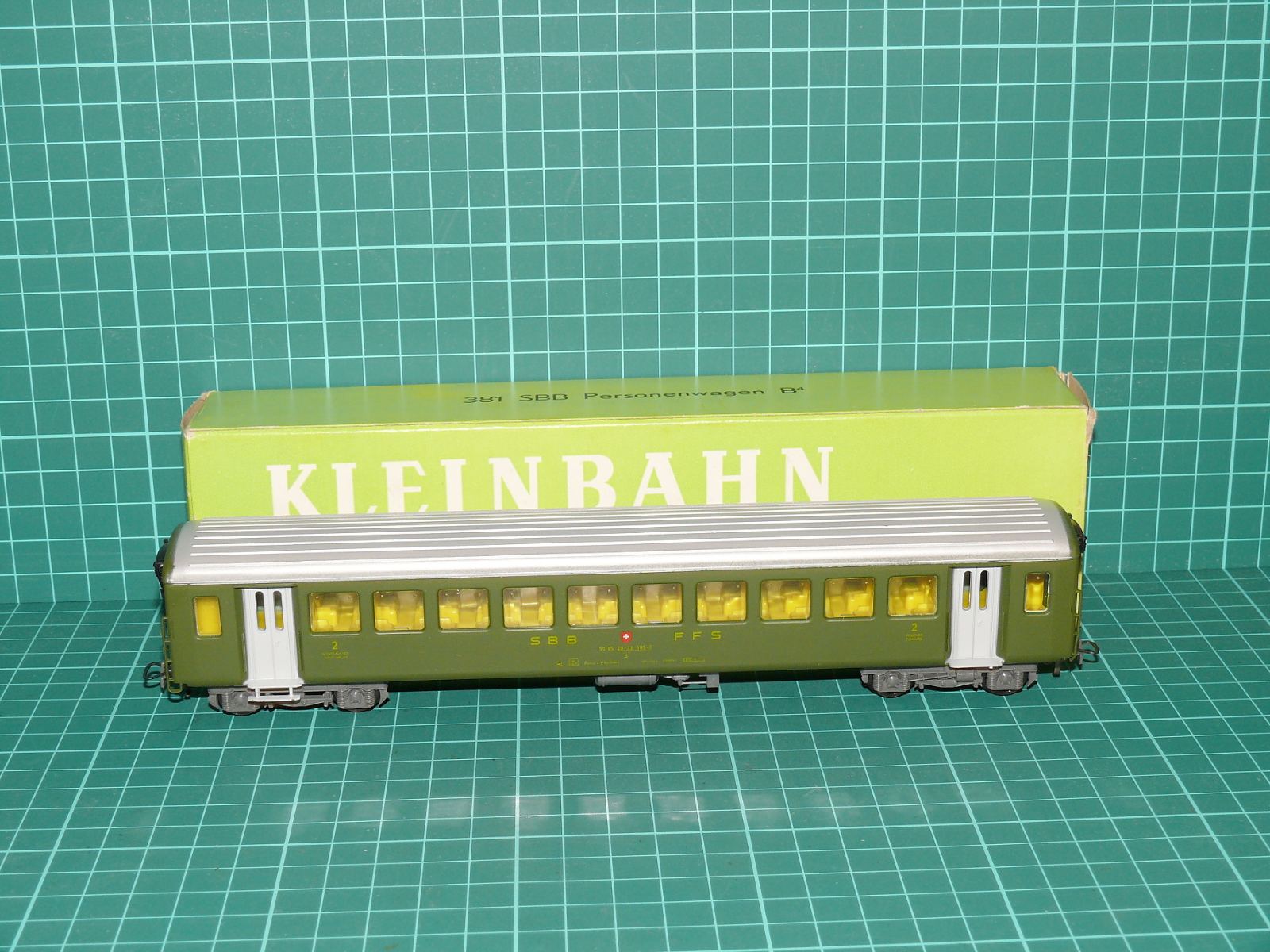 Kleinbahn H0 - Čtyřnápravový rychlíkový osobní vůz B4 SBB/CFF/FFS s krabičkou (art. 381) – H0
