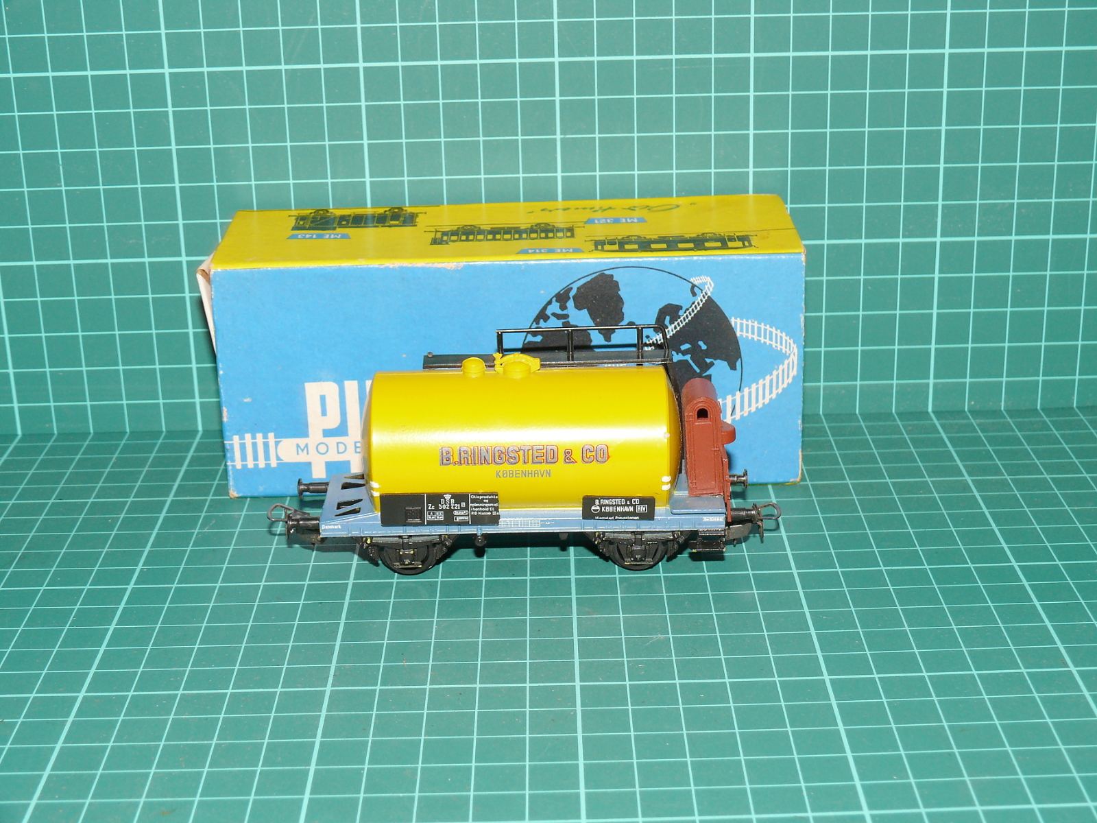 Piko H0 - Dvounápravový cisternový vůz s budkou "B. Ringsted & Co" DSB s krabičkou – modelová železnica H0